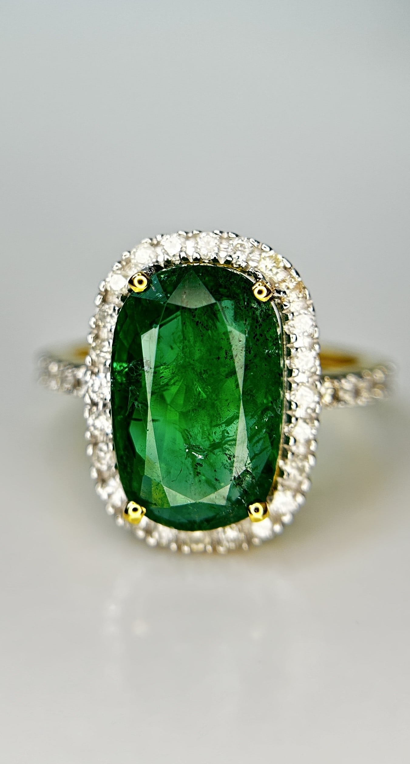 Beautiful Natural Emerald 3.90 CT With Natural Diamonds & 18k Gold: Title: Beautiful Natural Emerald 3.90 CT With Natural Diamonds & 18k Gold Description: Beautiful 3.90 CT Natural Emerald With Natural Diamonds & 18k Gold Description: Total Carat Weight