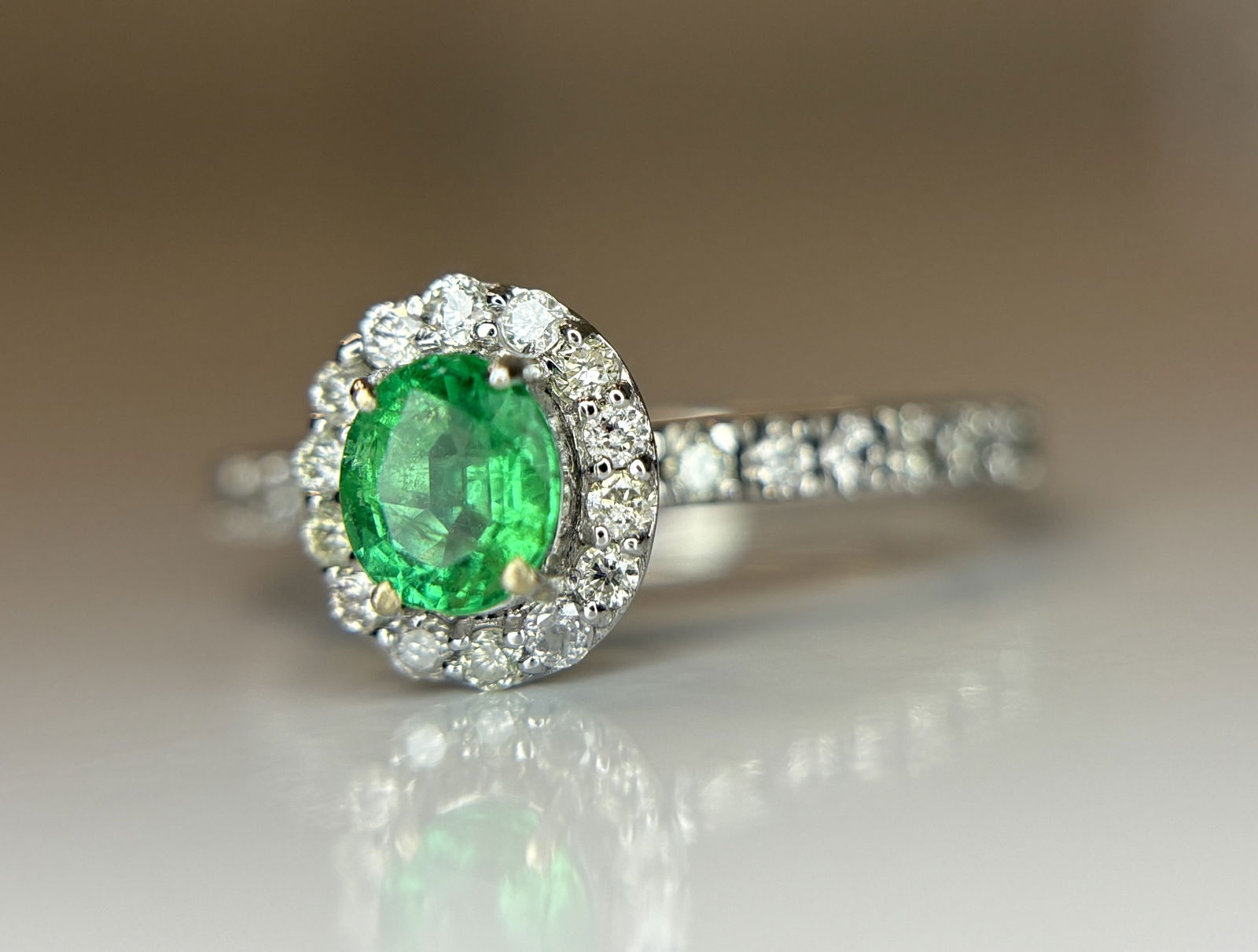 Beautiful 0.42 CT Natural Emerald With Natural Diamonds & 18k Gold (1 of 8)