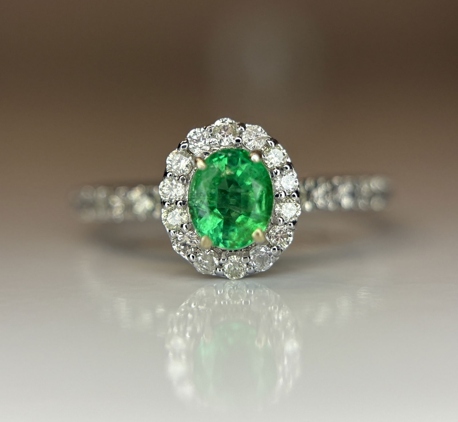 Beautiful 0.42 CT Natural Emerald With Natural Diamonds & 18k Gold - 2