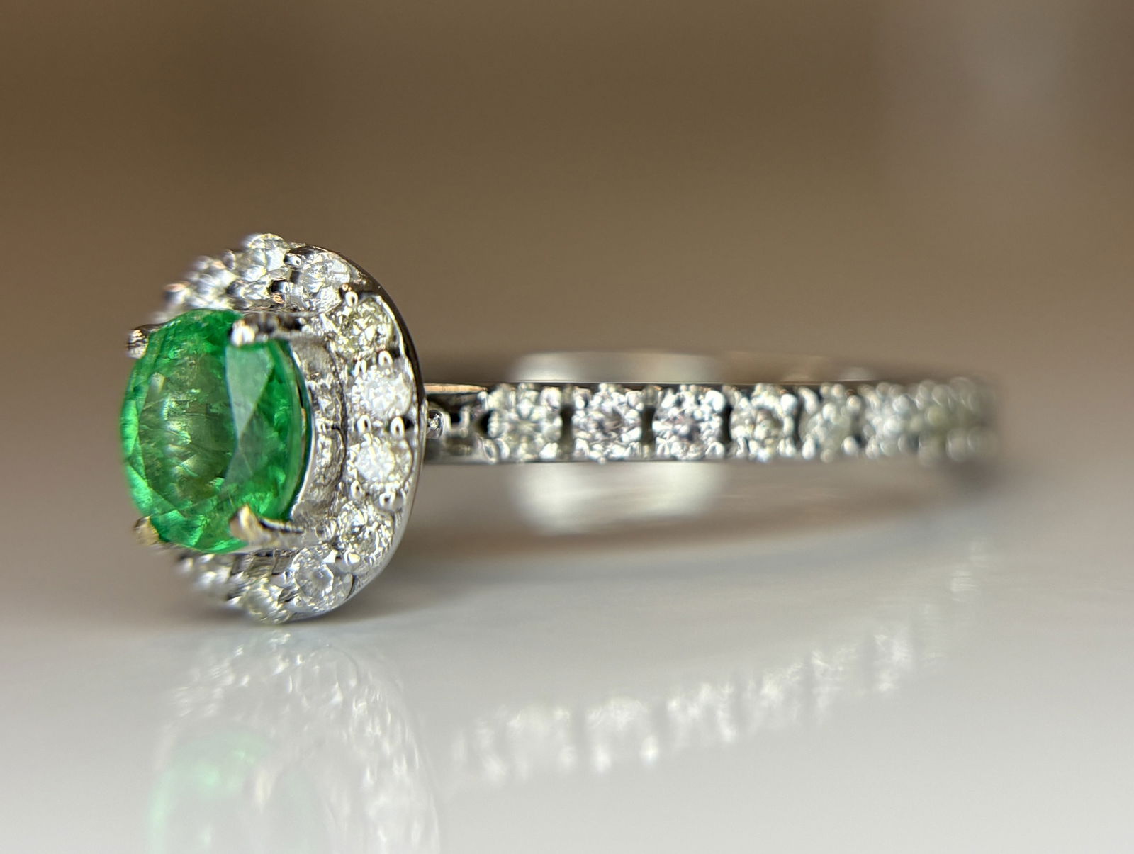 Beautiful 0.42 CT Natural Emerald With Natural Diamonds & 18k Gold - 3