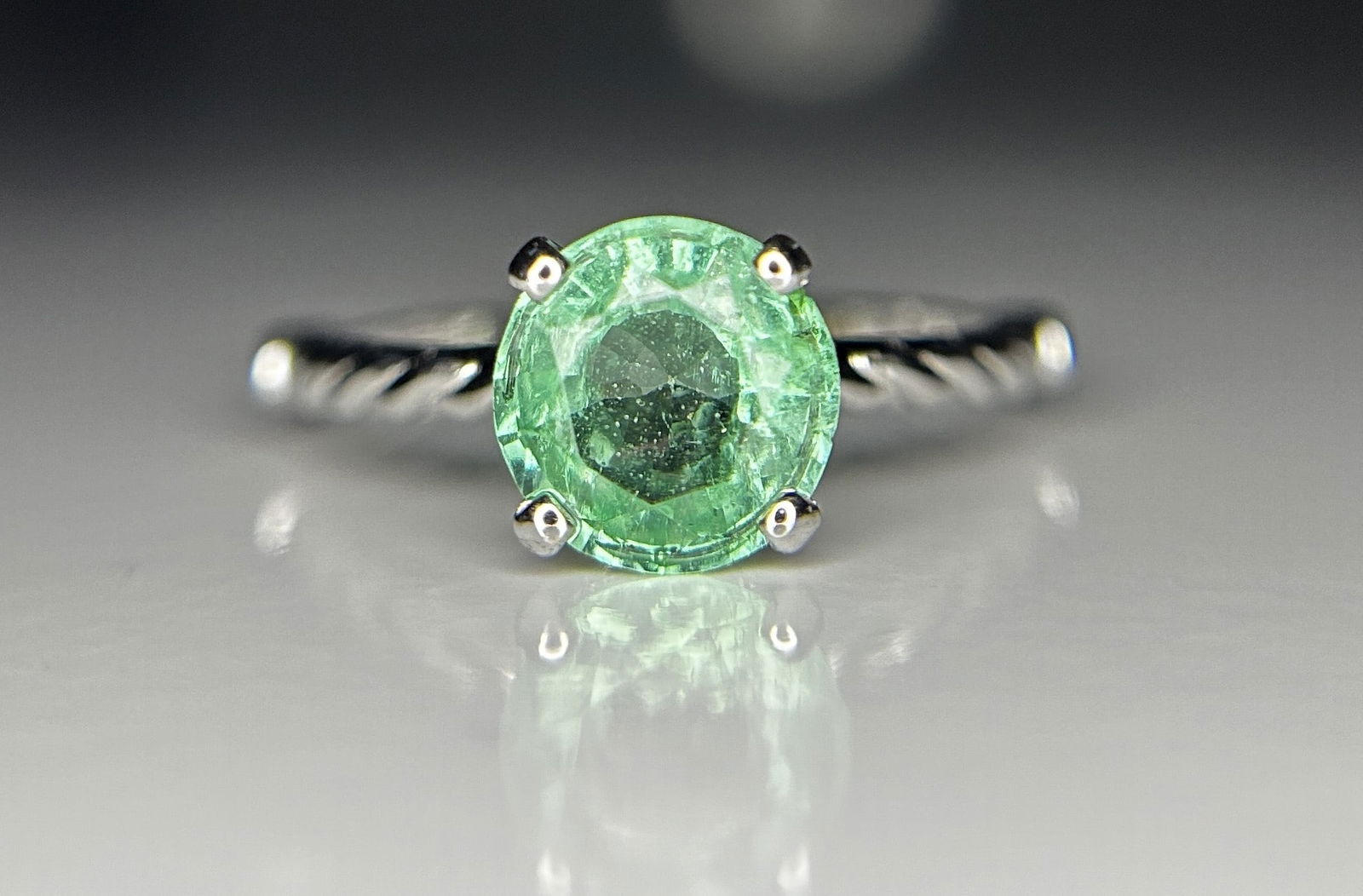 Beautiful 1.35ct Natural Emerald With Natural Diamonds & 18k Gold: Title: Beautiful 1.35ct Natural Emerald With Natural Diamonds & 18k Gold Description: Beautiful 1.35ct Natural Emerald With Natural Diamonds & 18k Gold Description: