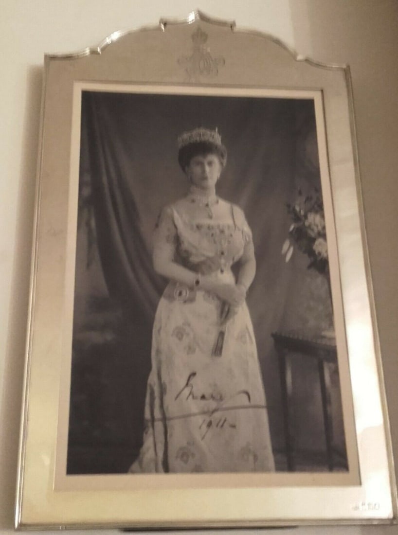 Royalty pair of Stunning Silver Frames with King George V & Queen Mary signed pair of black & whi... - 2