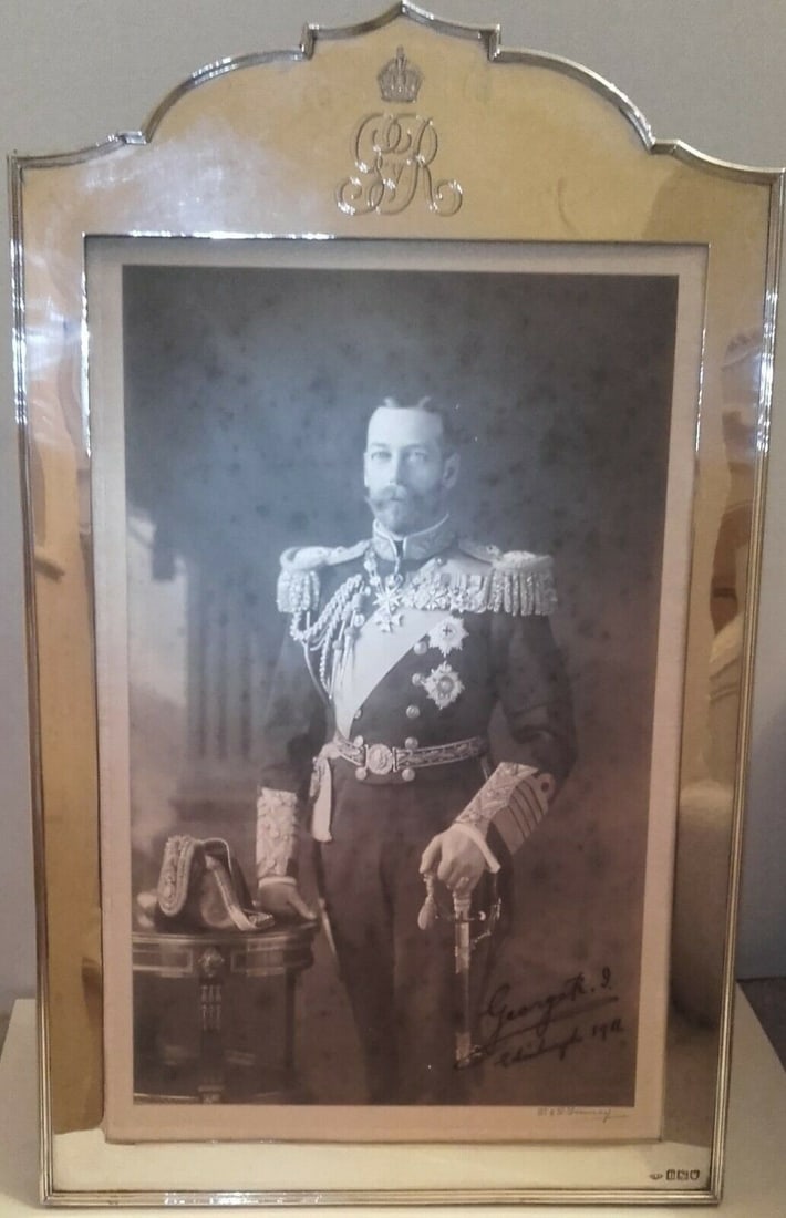 Royalty pair of Stunning Silver Frames with King George V & Queen Mary signed pair of black & whi... - 4