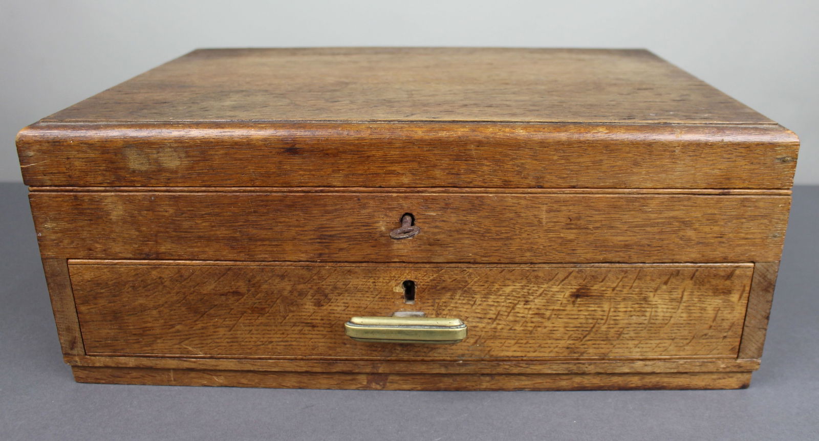 Antique Edwardian Oak Cutlery Box: Title: Antique Edwardian Oak Cutlery Box Description: Antique Edwardian Oak Cutlery Box. A few pieces of cutlery within, largely empty. As pictured. Heavy and good quality box Condition:
