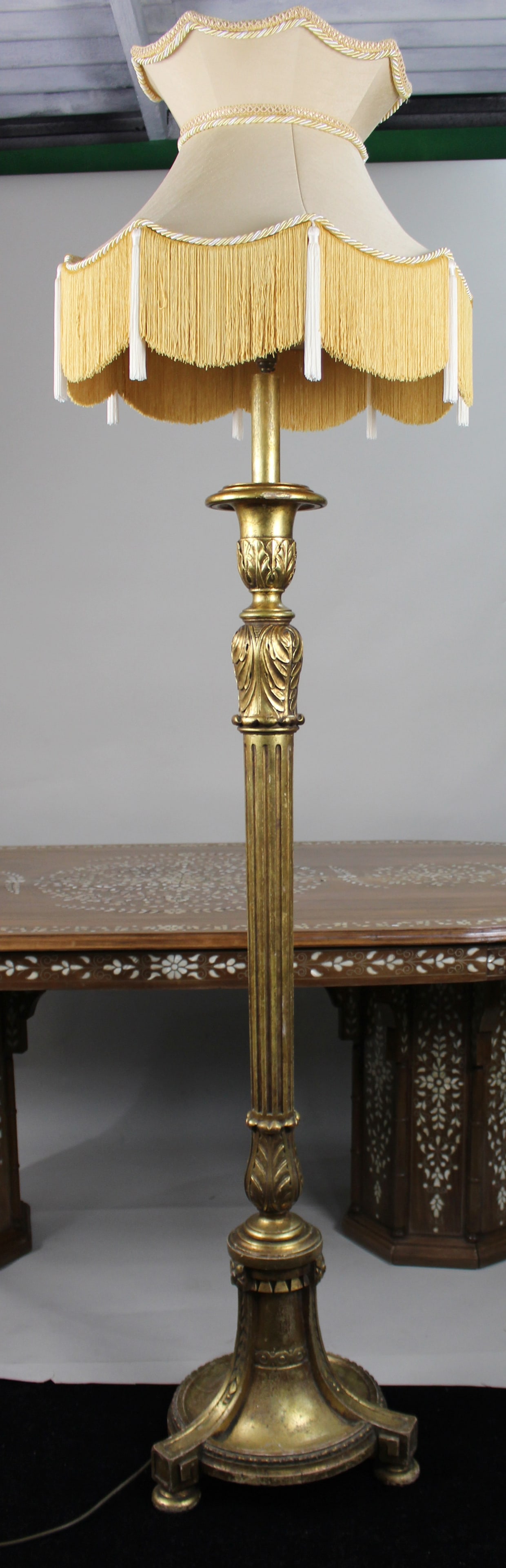 Fine Early 20th Century Giltwood Floor Lamp with Handmade Silk Shade: Title: Fine Early 20th Century Giltwood Floor Lamp with Handmade Silk Shade Description: Fine Early 20th Century Giltwood Floor Lamp with Handmade Silk Shade A fine and impressive early 20th
