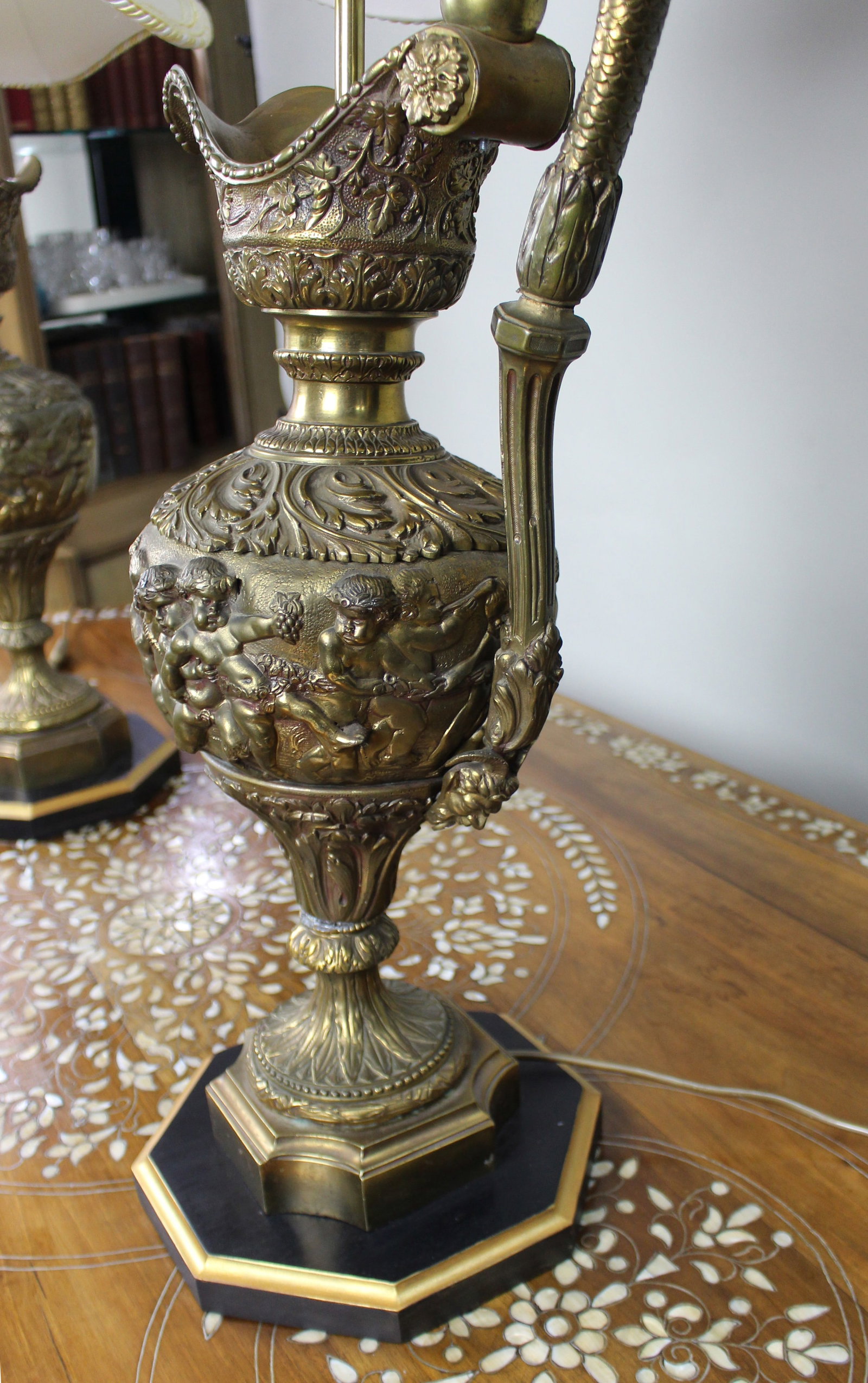 Pair of Early 20th Century French Neoclassical Ewer Lamps with Putti Relief - 15