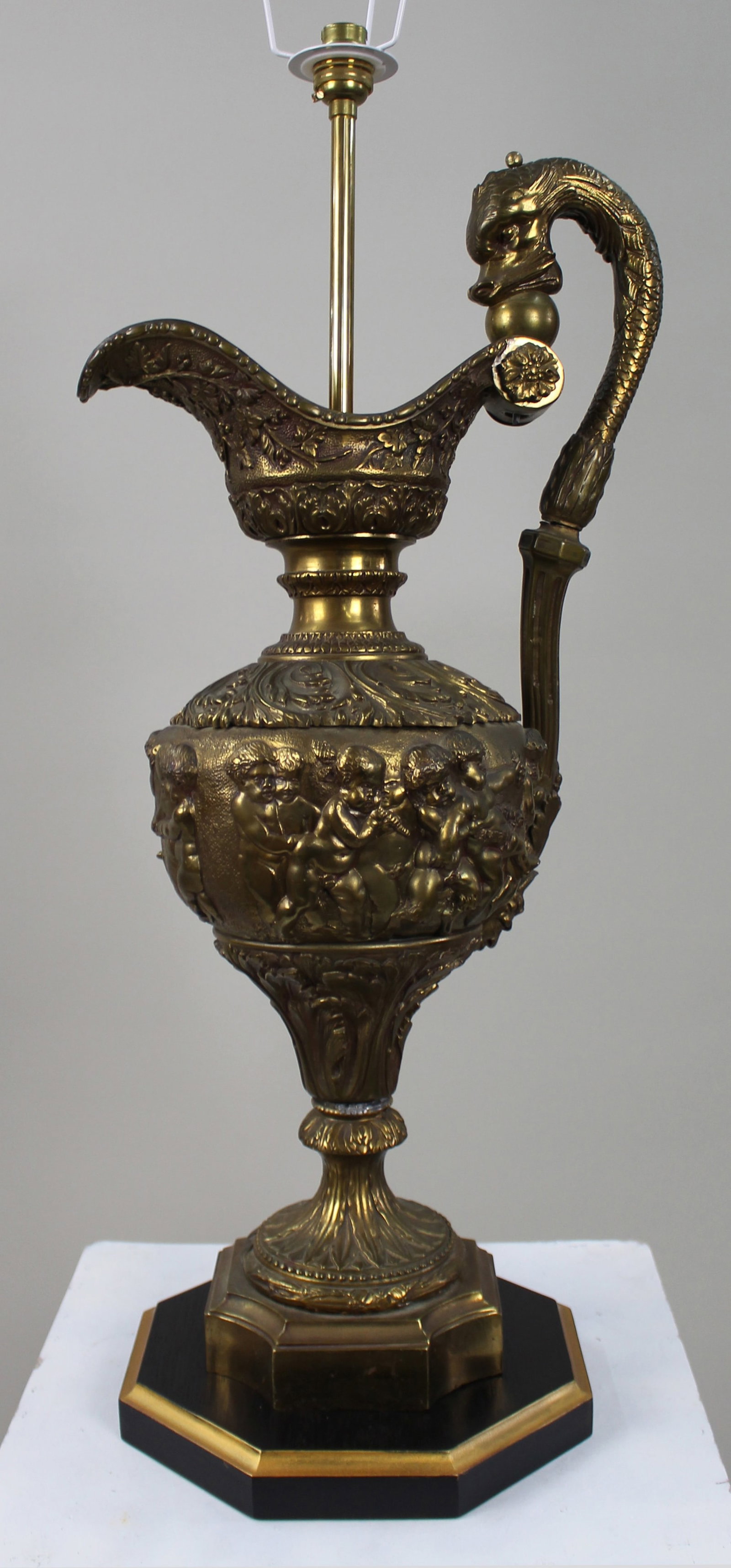 Pair of Early 20th Century French Neoclassical Ewer Lamps with Putti Relief - 17