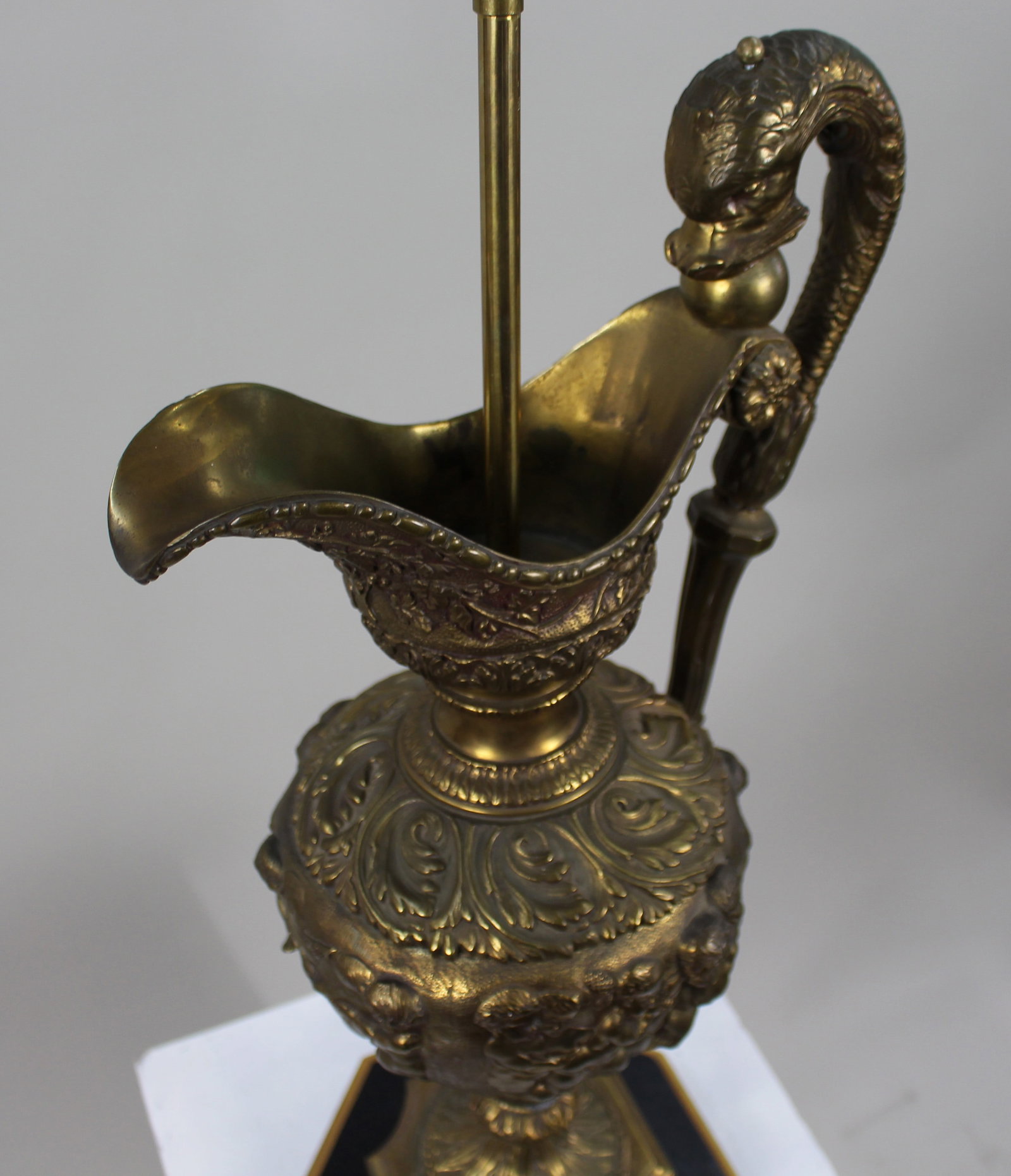 Pair of Early 20th Century French Neoclassical Ewer Lamps with Putti Relief - 18