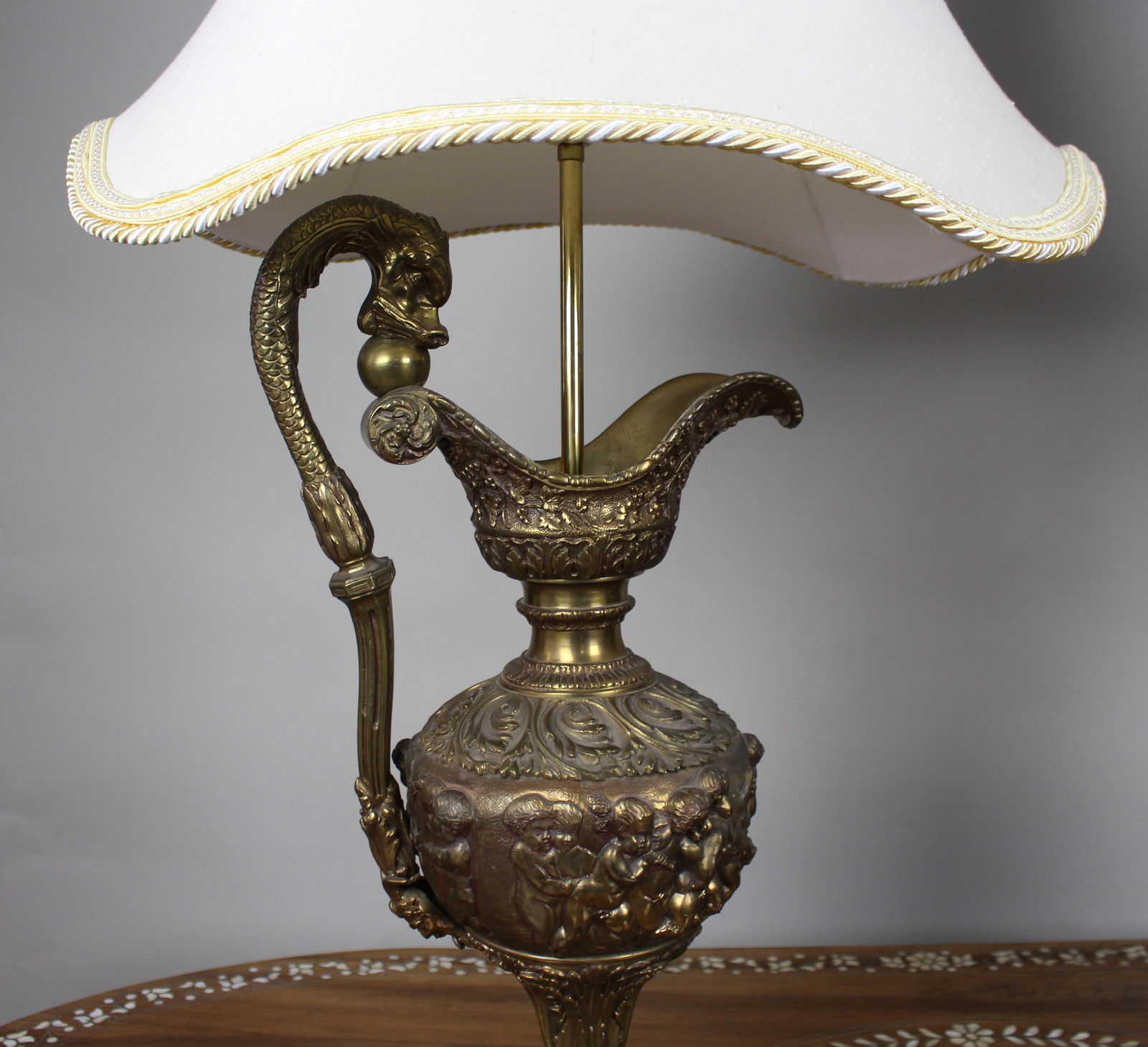 Pair of Early 20th Century French Neoclassical Ewer Lamps with Putti Relief - 4