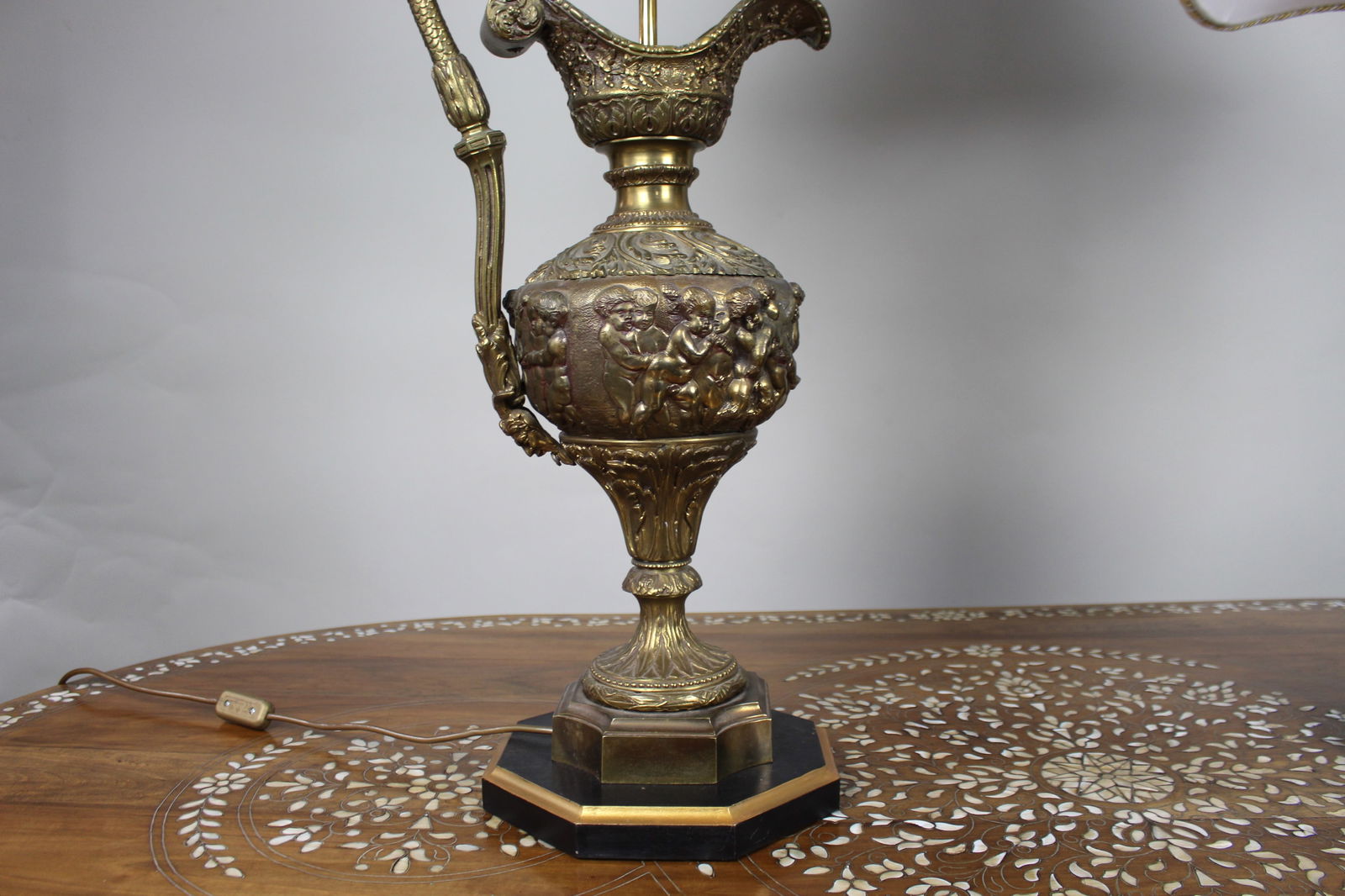 Pair of Early 20th Century French Neoclassical Ewer Lamps with Putti Relief - 5