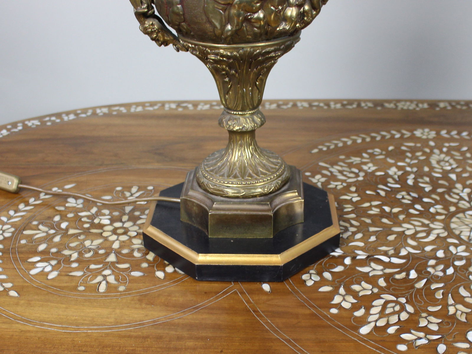 Pair of Early 20th Century French Neoclassical Ewer Lamps with Putti Relief - 6