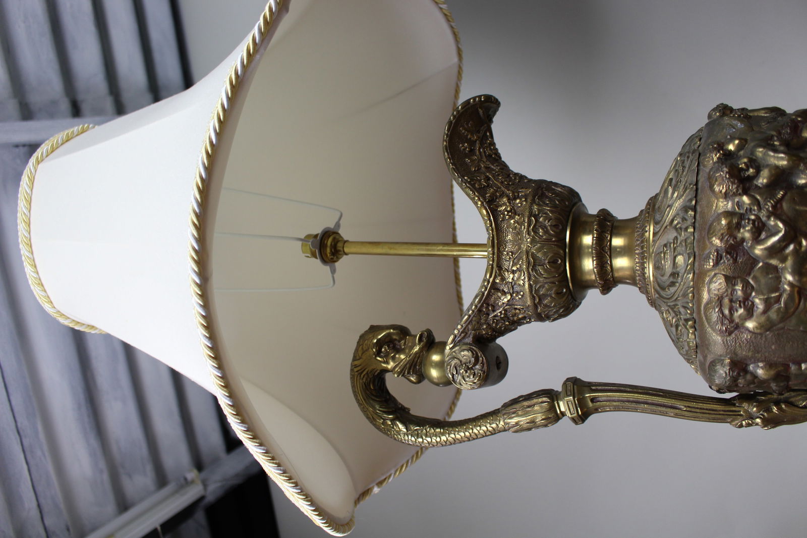 Pair of Early 20th Century French Neoclassical Ewer Lamps with Putti Relief - 7