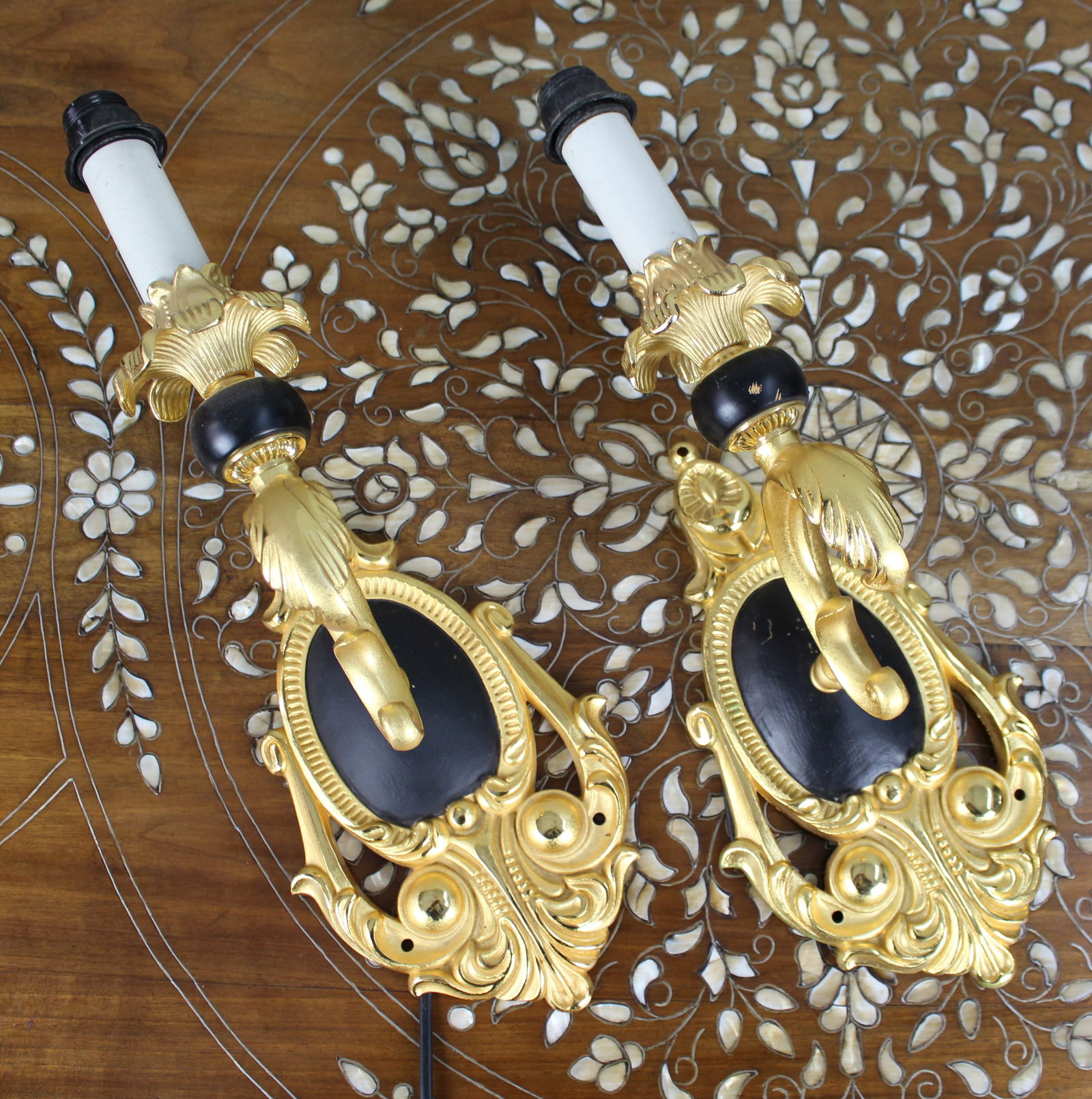 Pair of Vintage Italian Gilt Metal Wall Lights: Title: Pair of Vintage Italian Gilt Metal Wall Lights Description: Pair of Vintage Italian Gilt Metal Wall Lights A fine decorative pair of vintage Italian wall lights. The gilt metal