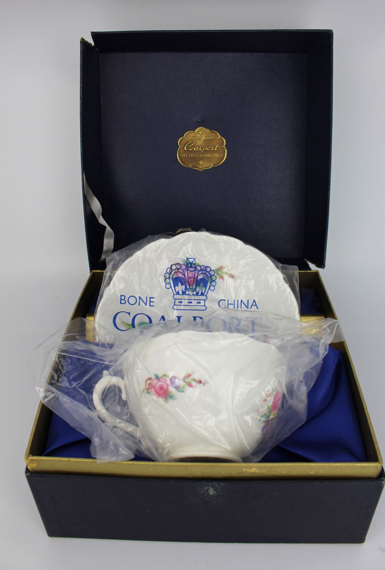 Coalport Tea Cup & Sauer Cased: Title: Coalport Tea Cup & Sauer Cased Description: Coalport Tea Cup & Sauer Cased Condition: Used Delivery option: Collection & Delivery Location Category: Antiques