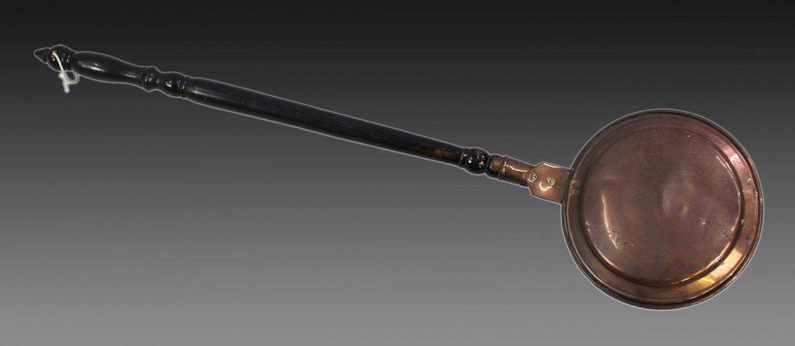 Antique English Ebonized Handled Copper Warming Pan: Title: Antique English Ebonized Handled Copper Warming Pan Description: Antique English Ebonized Handled Copper Warming Pan English, early 19th century. Ebonized handle. Copper pan. Length: 104