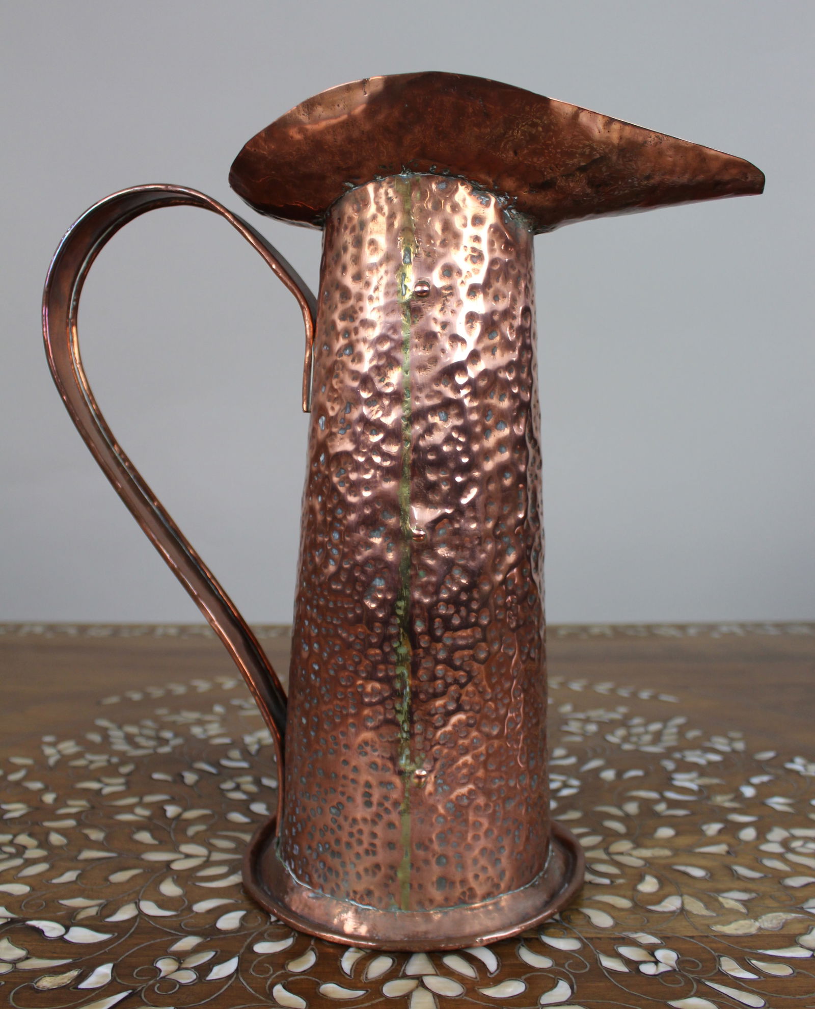Large Arts & Crafts Hammered Copper Jug, c.1900: Title: Large Arts & Crafts Hammered Copper Jug, c.1900 Description: Large Arts & Crafts Hammered Copper Jug, c.1900 A striking Arts & Crafts period copper jug of tall tapering form