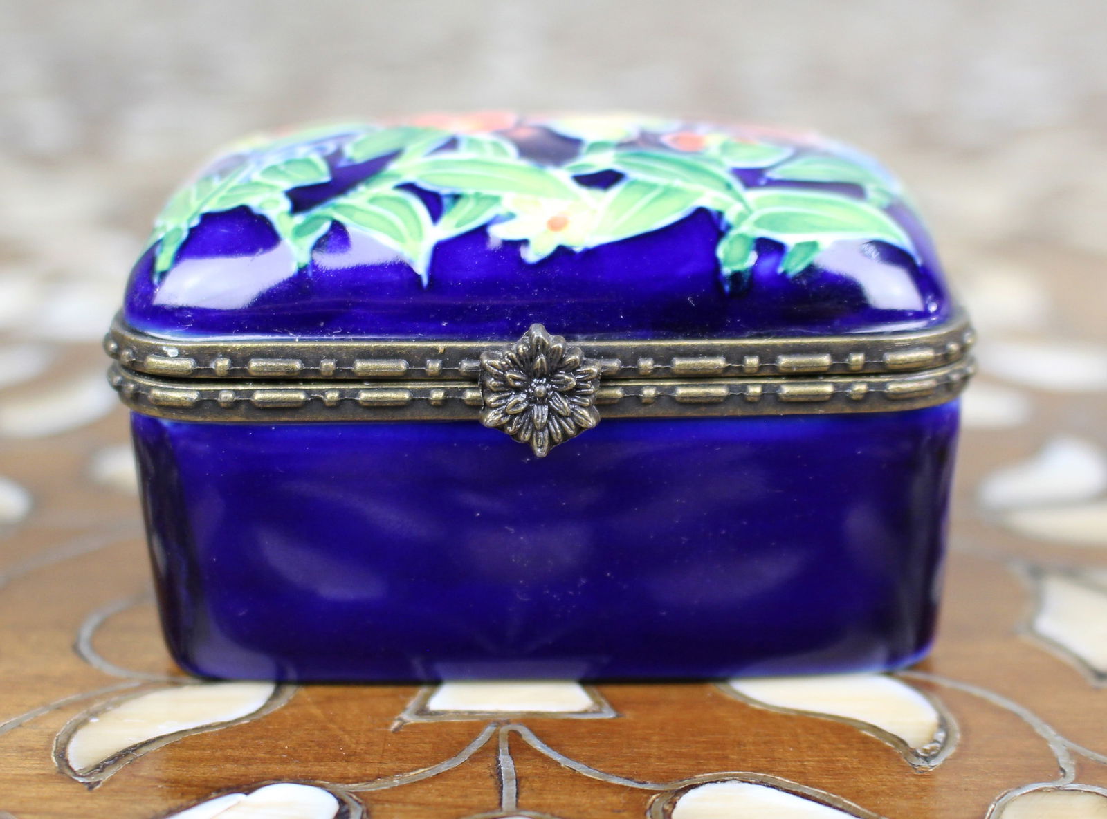 Old Tupton Ware Porcelain Trinket Box with Floral & Butterfly Decoration: Title: Old Tupton Ware Porcelain Trinket Box with Floral & Butterfly Decoration Description: Old Tupton Ware Porcelain Trinket Box with Floral & Butterfly Decoration A hand-