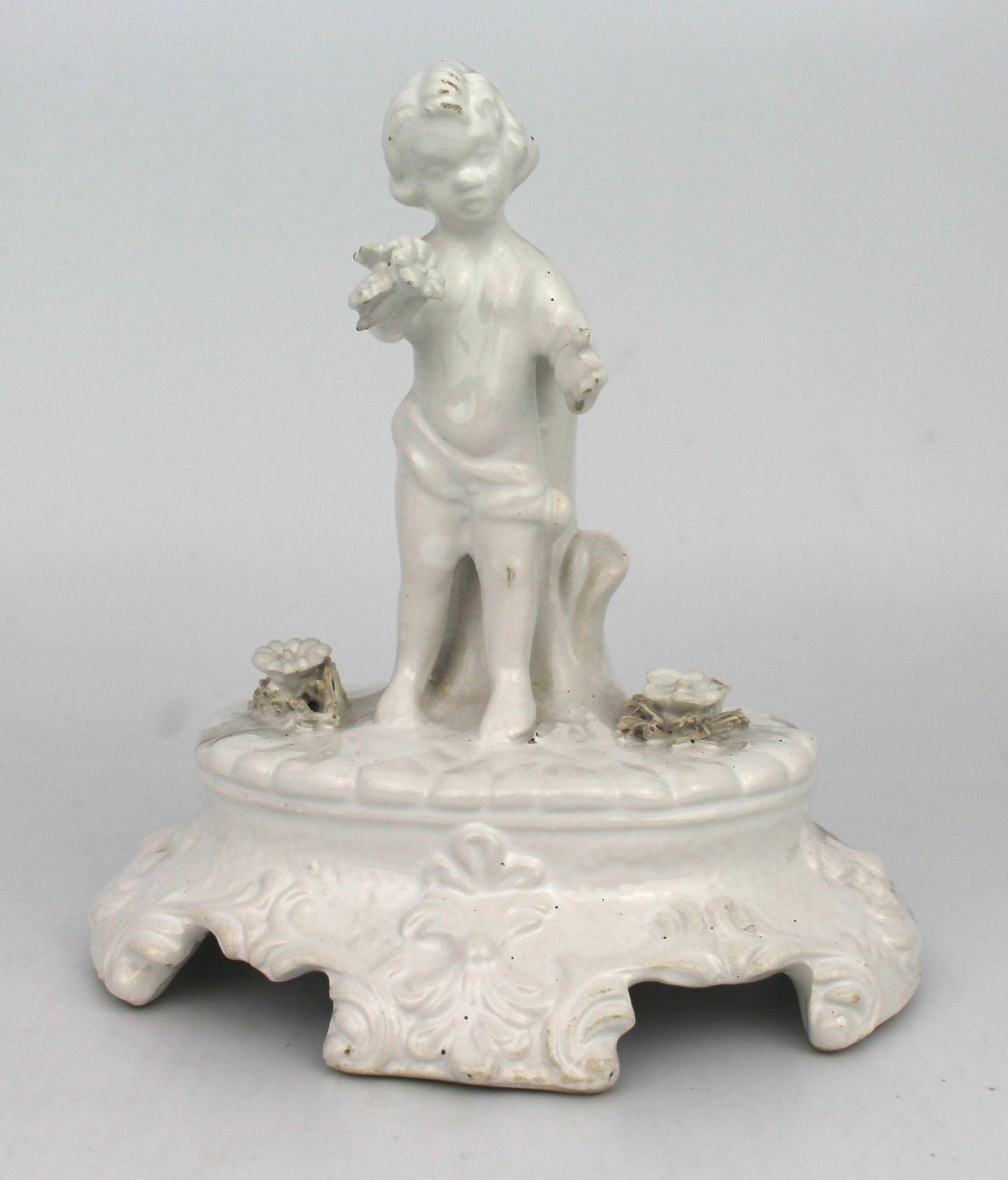 Painted White Porcelain Cherub Figurine: Title: Painted White Porcelain Cherub Figurine Description: Painted White Porcelain Cherub Figurine. Measures 14 x 11 x 14 (height) cm. Very good condition Condition: Used Delivery option: