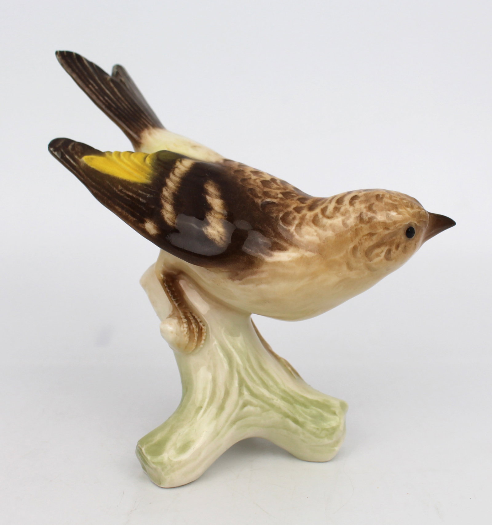 Goebel CV 86 Porcelain Figurine: Title: Goebel CV 86 Porcelain Figurine Description: Goebel CV 86 Porcelain Figurine Measures 12 x 6 x 13 cm No chips, cracks or repairs. Very slight rubbing to tip of beak Condition: Used