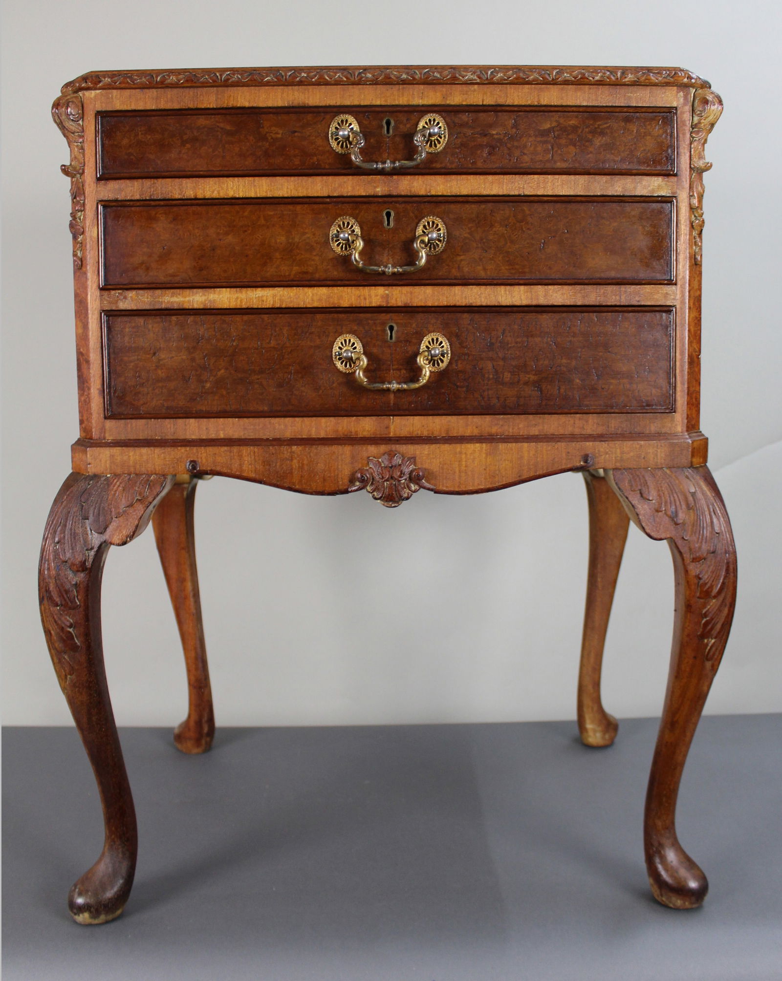 Vintage Walnut Chest of Drawers with Cabriole Legs and Gilt Handles - 3
