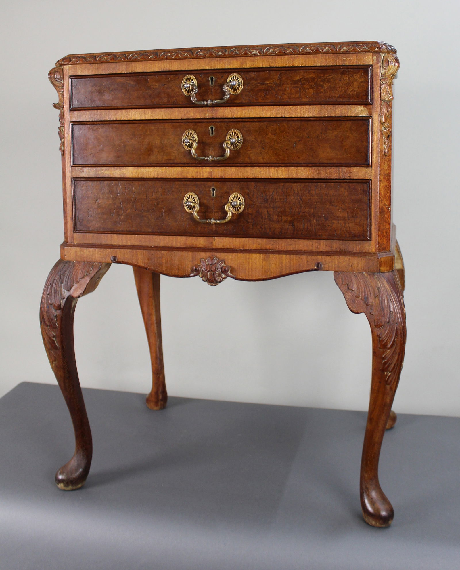 Vintage Walnut Chest of Drawers with Cabriole Legs and Gilt Handles - 4