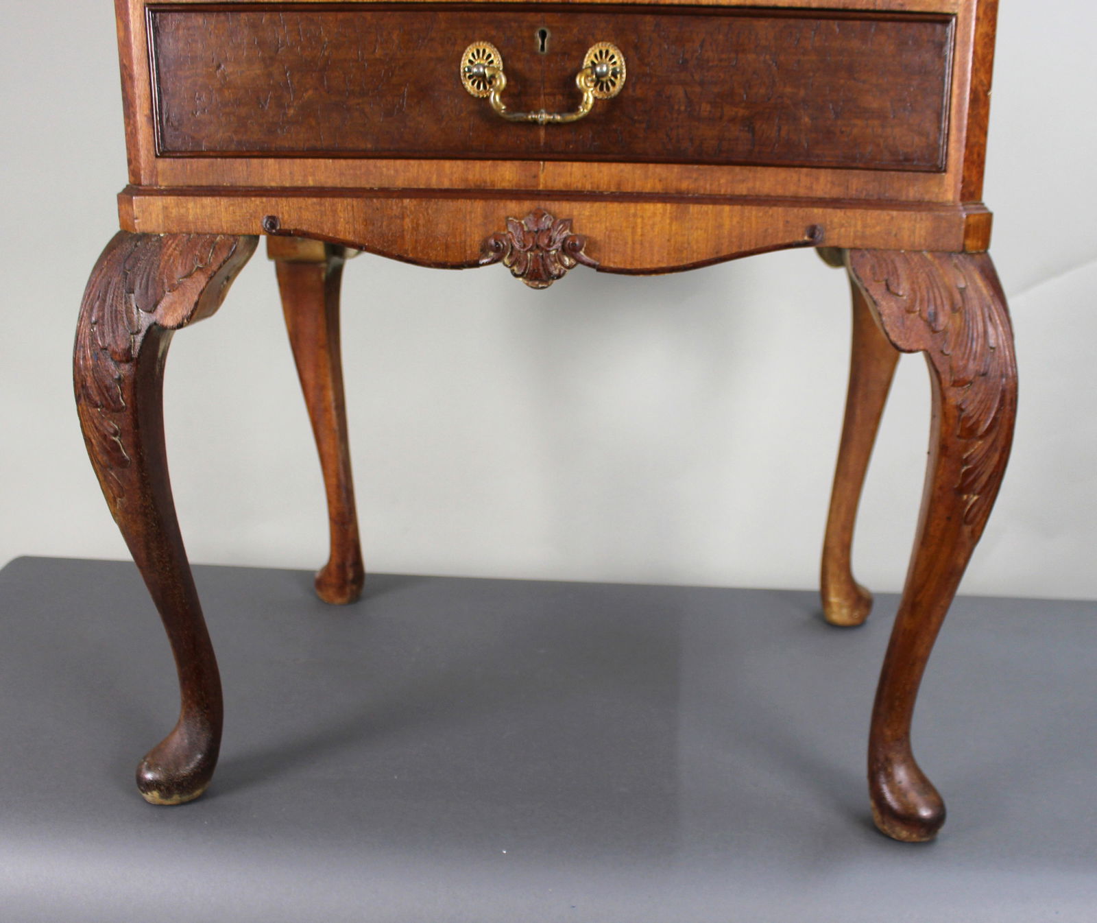 Vintage Walnut Chest of Drawers with Cabriole Legs and Gilt Handles - 7