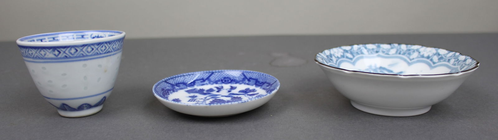 Collection of 3 Oriental Blue & White Porcelain Pieces: Title: Collection of 3 Oriental Blue & White Porcelain Pieces Description: Collection of 3 Oriental Blue & White Porcelain Pieces. As pictured Condition: Used Delivery option: