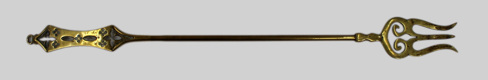 Antique Toasting Fork: Title: Antique Toasting Fork Description: Late Victorian Pierced Brass Toasting Fork A decorative pierced brass toasting fork dating to the late 19th or early 20th century. The t