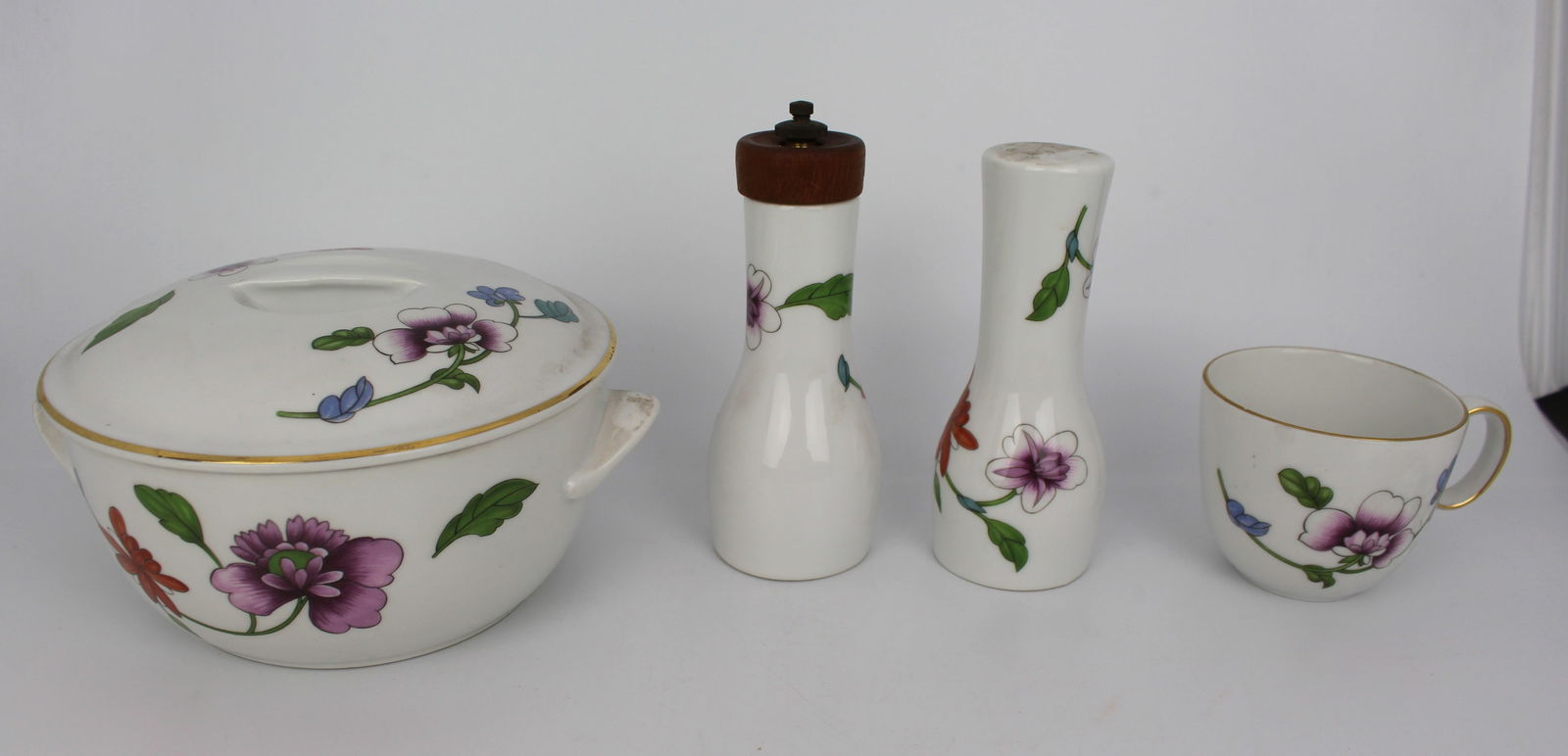 Collection of 4 Pieces of Royal Worcester Astley Pattern: Title: Collection of 4 Pieces of Royal Worcester Astley Pattern Description: Collection of 4 Pieces of Royal Worcester Astley Pattern Condition: Used Delivery option: Collection & Delivery