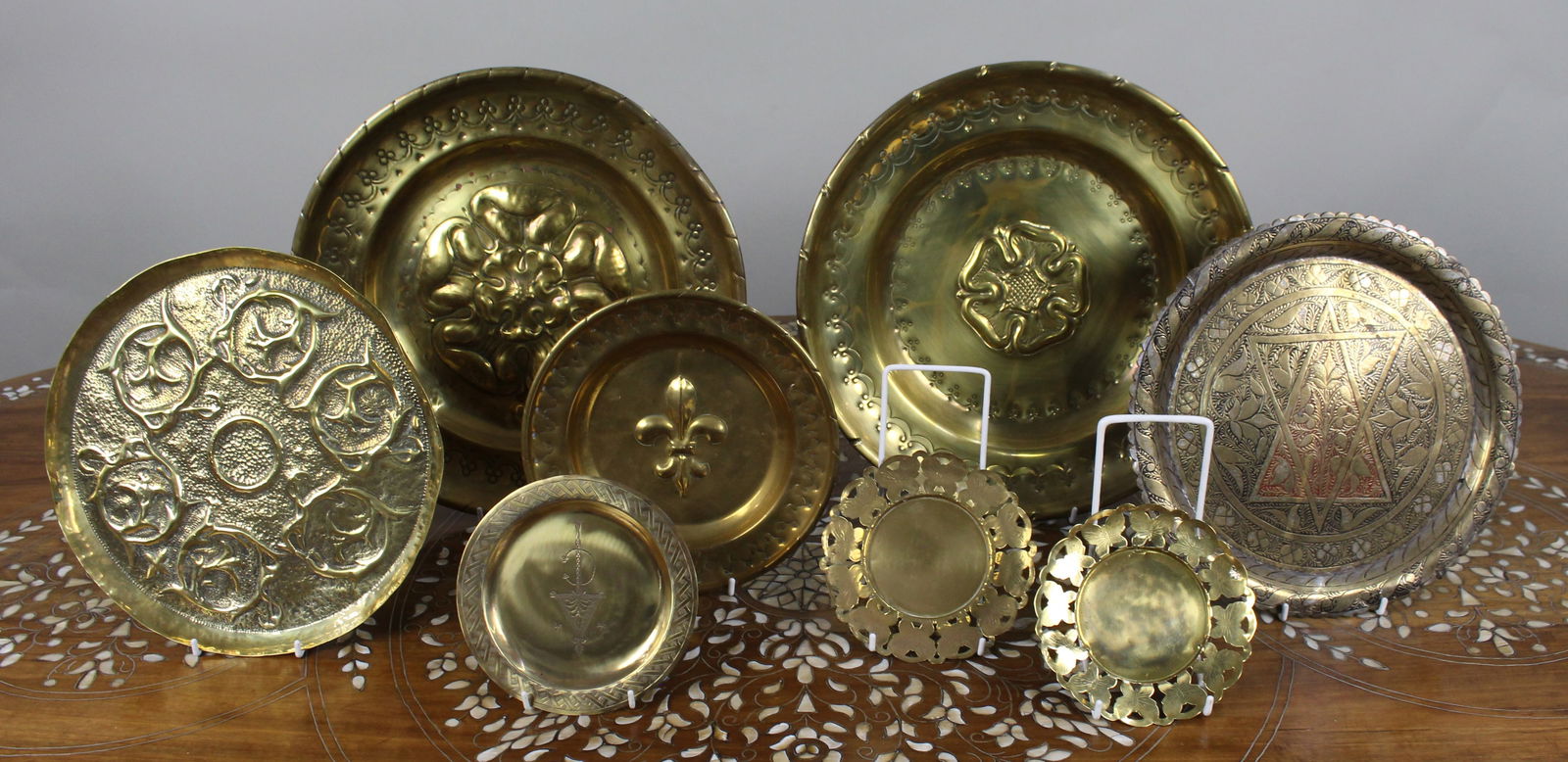 Collection of 8 Antique Brass Wall Chargers & Plates: Title: Collection of 8 Antique Brass Wall Chargers & Plates Description: Collection of 8 Antique Brass Wall Chargers & Plates. All pieces pictured Condition: Used Delivery option: