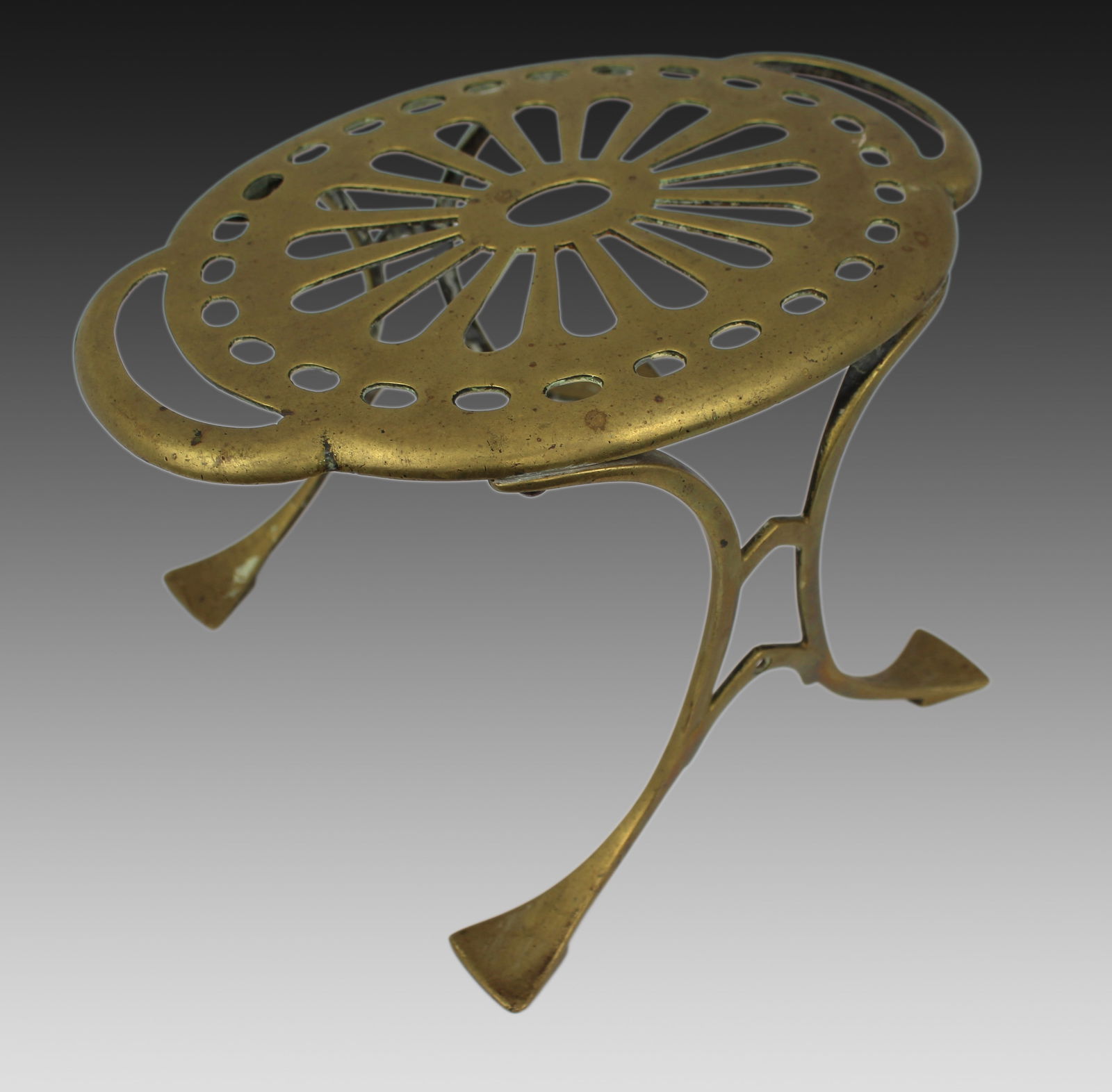 Antique Brass Kettle Trivet: Title: Antique Brass Kettle Trivet Description: Antique Brass Kettle Trivet A good antique cast brass kettle trivet or stand, late 19th to early 20th century. Pierced oval top with integral