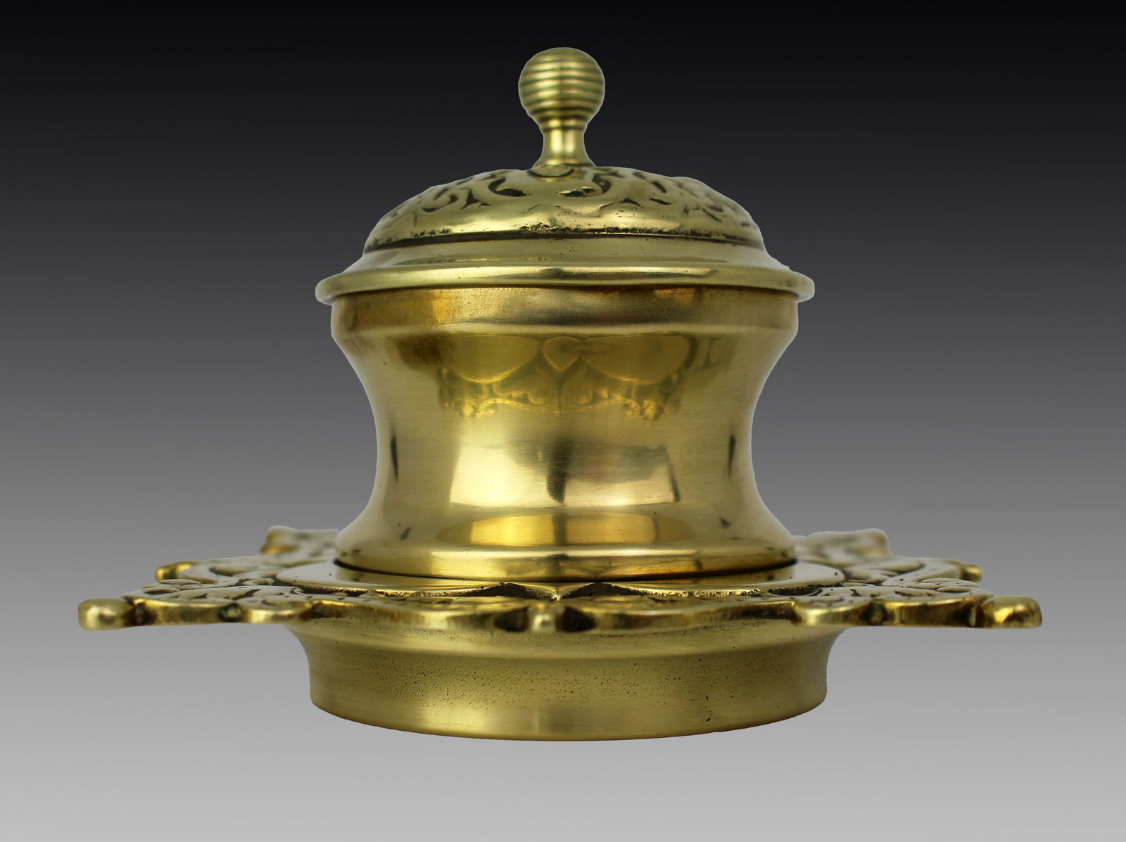 Antique Victorian Brass Inkwell: Title: Antique Victorian Brass Inkwell Description: Antique Victorian Brass Inkwell A fine-quality Victorian brass inkwell, dating to the late 19th century, with a pierced domed lid and a shaped