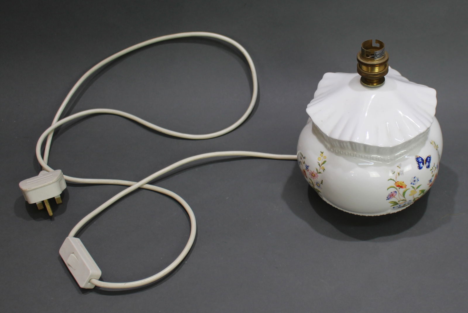 Aynsley Porcelain Butterfly Table Lamp: Title: Aynsley Porcelain Butterfly Table Lamp Description: Aynsley Porcelain Butterfly Table Lamp Aynsley table lamp. Made in England. Width: 17 cm. Height: 20 cm Very good porcelain