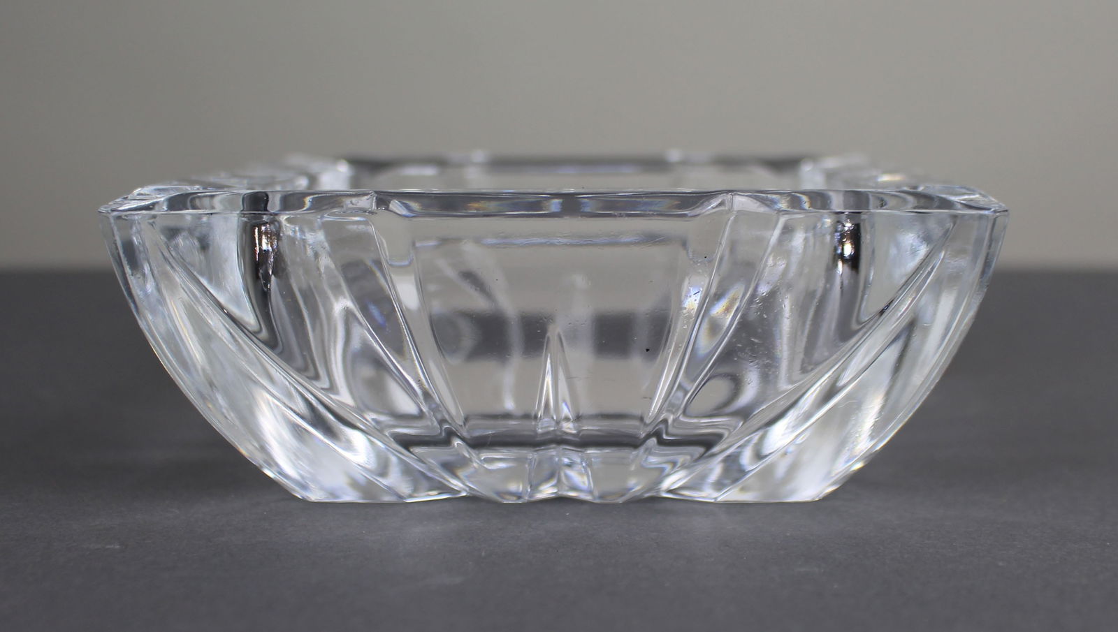 Vintage Cut Glass Crystal Ash Tray: Title: Vintage Cut Glass Crystal Ash Tray Description: Vintage Cut Glass Crystal Ash Tray. Heavy and good quality cut glass. Condition: Used Delivery option: Collection & Delivery