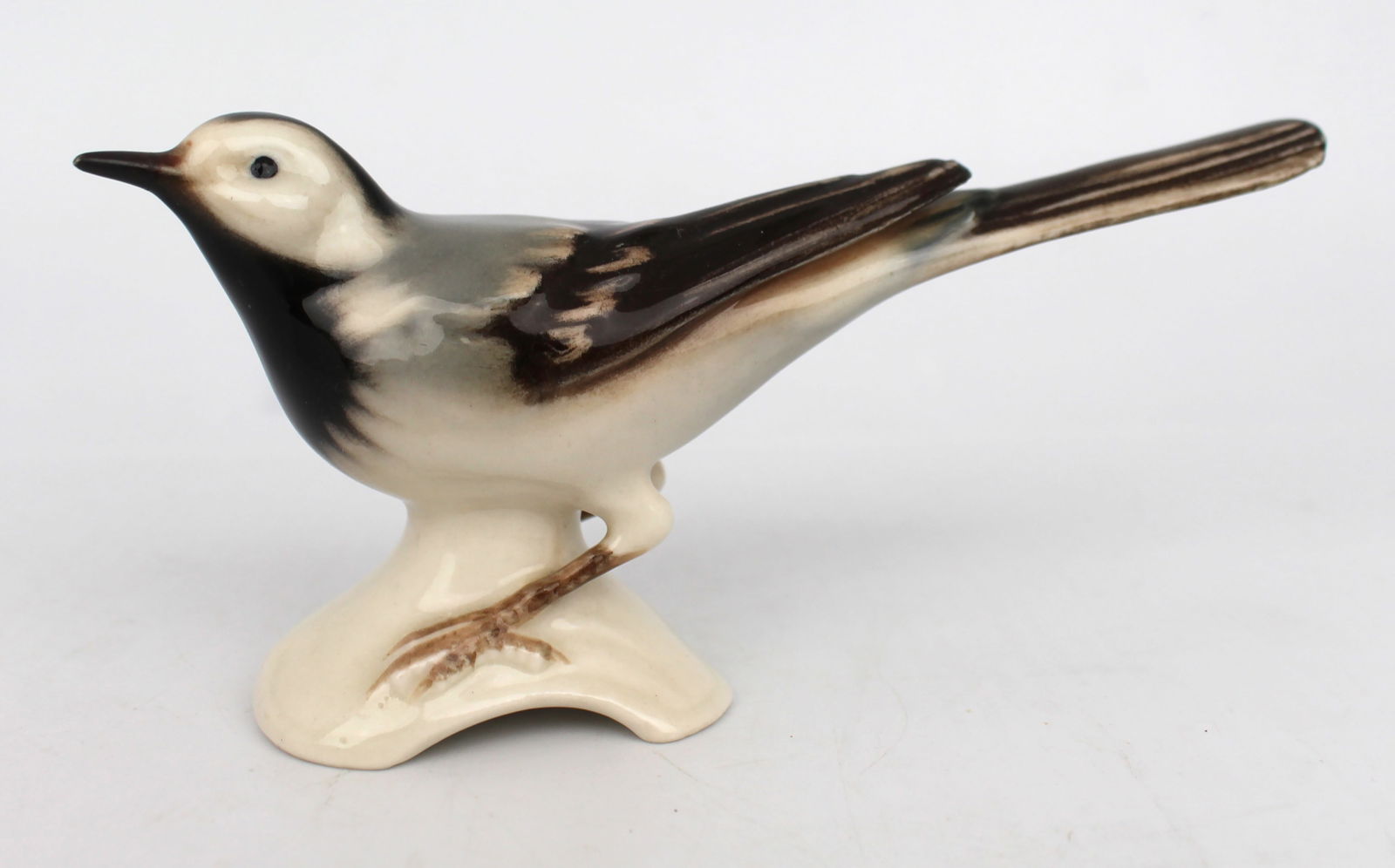 Goebel Bird CV 36 Porcelain Figurine: Title: Goebel Bird CV 36 Porcelain Figurine Description: Goebel Bird CV 36 Porcelain Figurine Measures 14 x 4 x 6 (height) cm No chips, cracks or repairs. Very slight rubbing to tip of beak