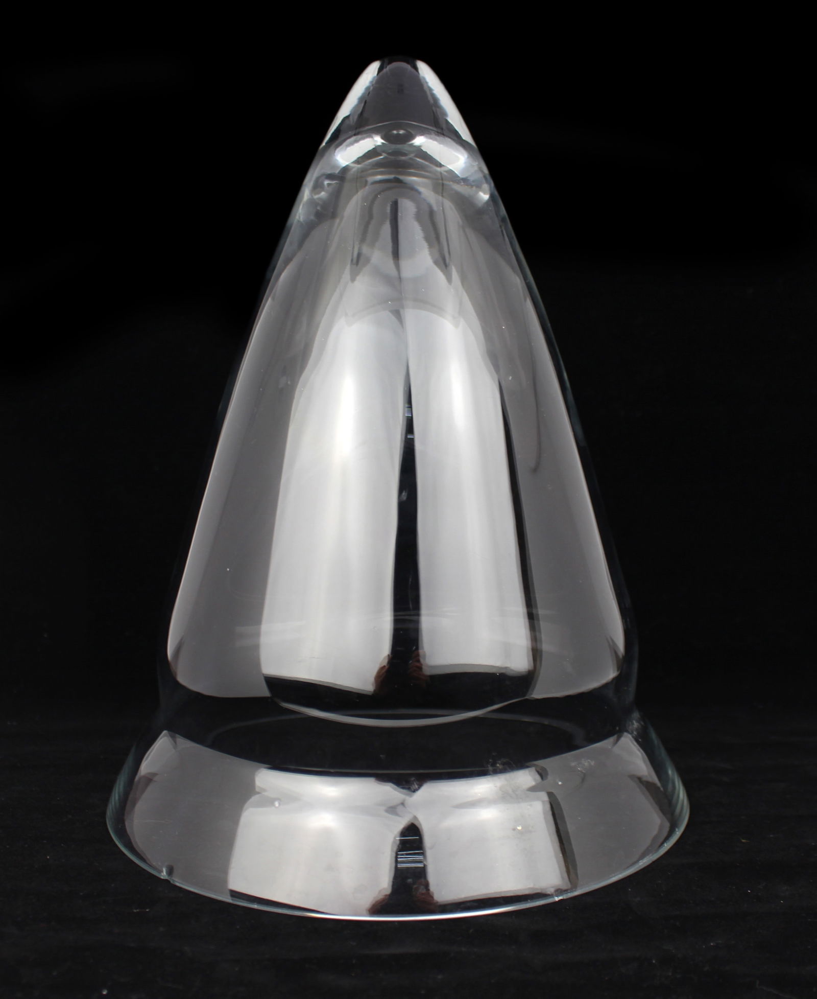 Vintage Glass Dome: Title: Vintage Glass Dome Description: Vintage Glass Dome. 22.5 x 22.5 x 29 (height) cm. Small chip to the rim Condition: Used Delivery option: Collection & Delivery Location Category: