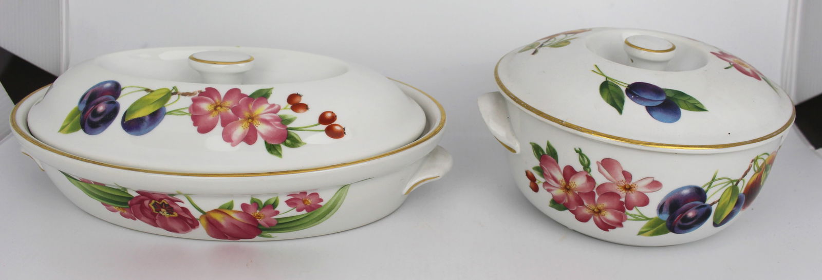 Pair of Royal Worcester Perhsore Pattern Lidded Tureens: Title: Pair of Royal Worcester Perhsore Pattern Lidded Tureens Description: Pair of Royal Worcester Perhsore Pattern Lidded Tureens Condition:
