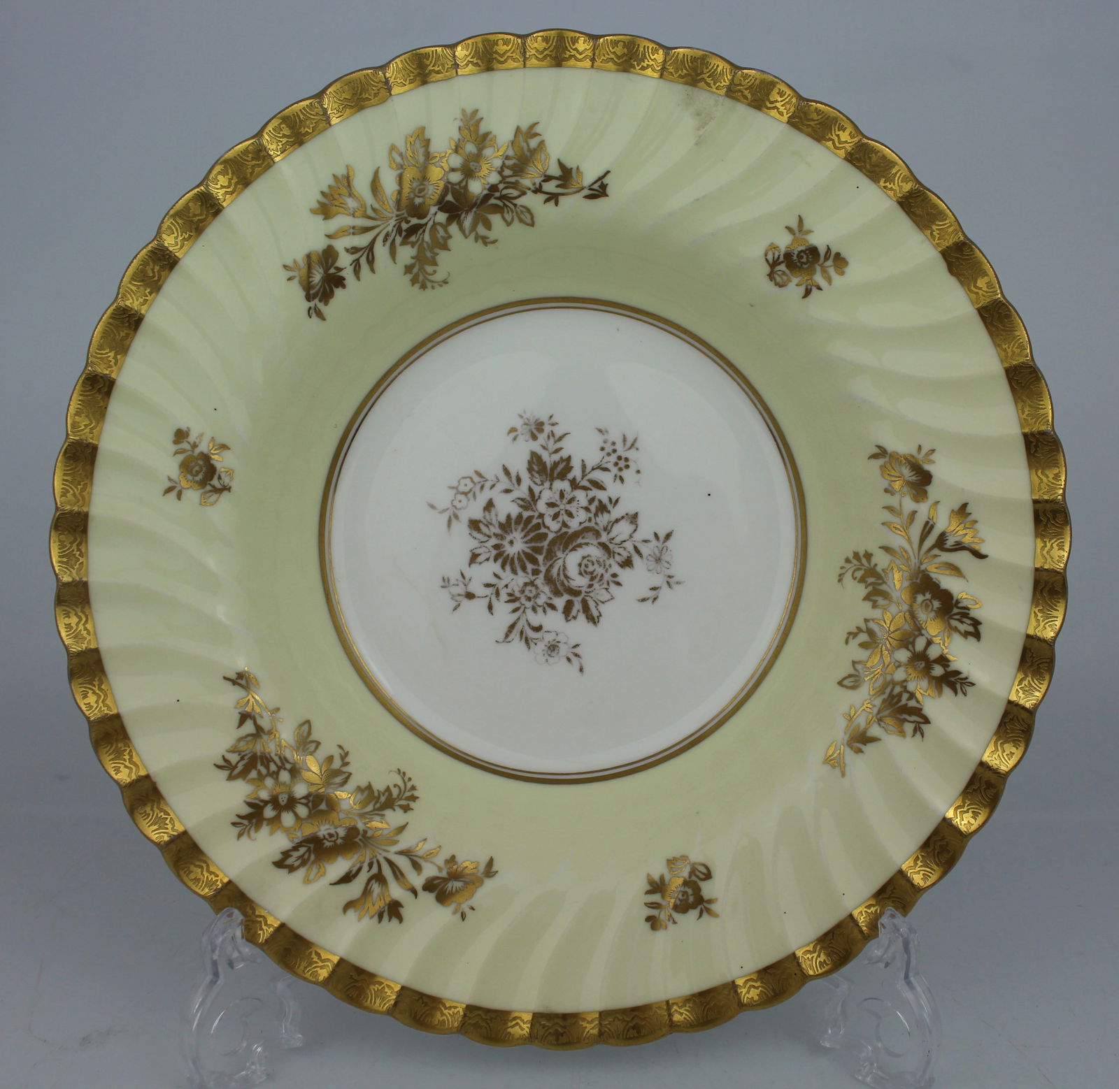 Minton Gilt & Cream Dessert Bowl: Title: Minton Gilt & Cream Dessert Bowl Description: Minton Gilt & Cream Dessert Bowl. Width: 22.5 cm. No chips, cracks or repairs, gilding clean, a few surface scratches Condition:
