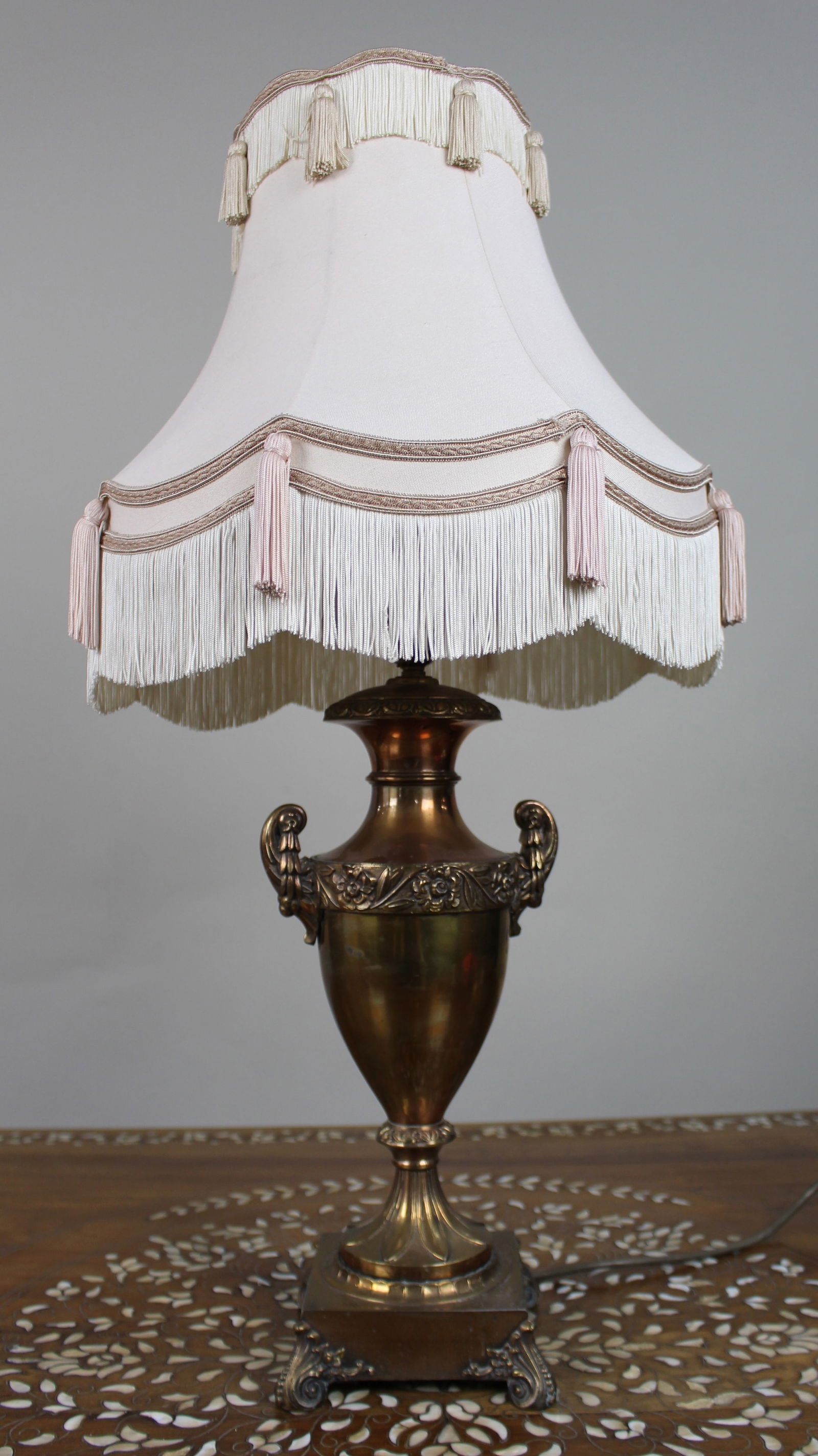 Large Vintage Bronze Table Lamp with Ornate Urn Base: Title: Large Vintage Bronze Table Lamp with Ornate Urn Base Description: Large Vintage Bronze Table Lamp with Ornate Urn Base A fine and decorative vintage bronze table lamp of impressive scale,