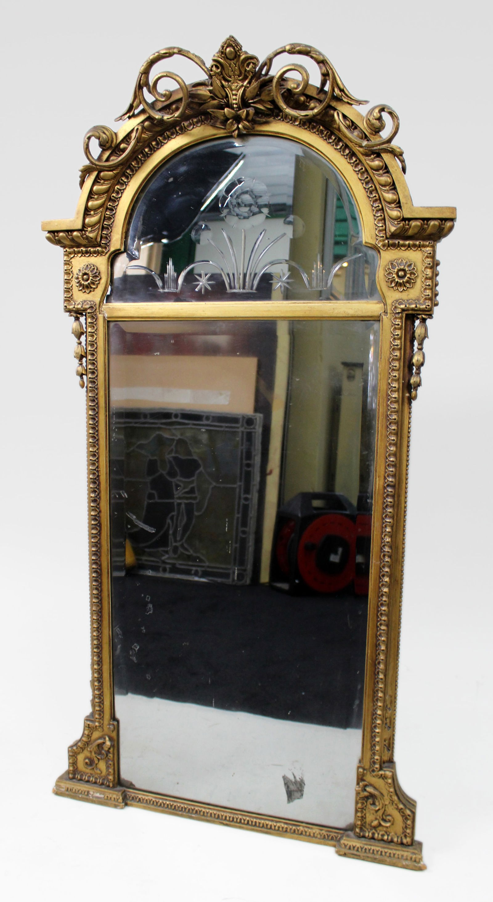 Regency Giltwood Pier Glass – Intaglio Cut Mirror Plate, c.1815: Title: Regency Giltwood Pier Glass – Intaglio Cut Mirror Plate, c.1815 Description: Regency Giltwood Pier Glass – Intaglio Cut Mirror Plate, c.1815 An early 19th century Regency pier