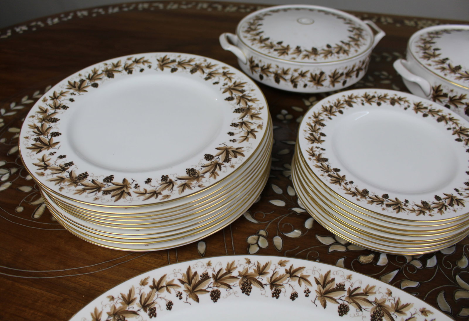 Large Wedgwood ‘Autumn Vine’ Bone China Dinner & Tea Service - 3