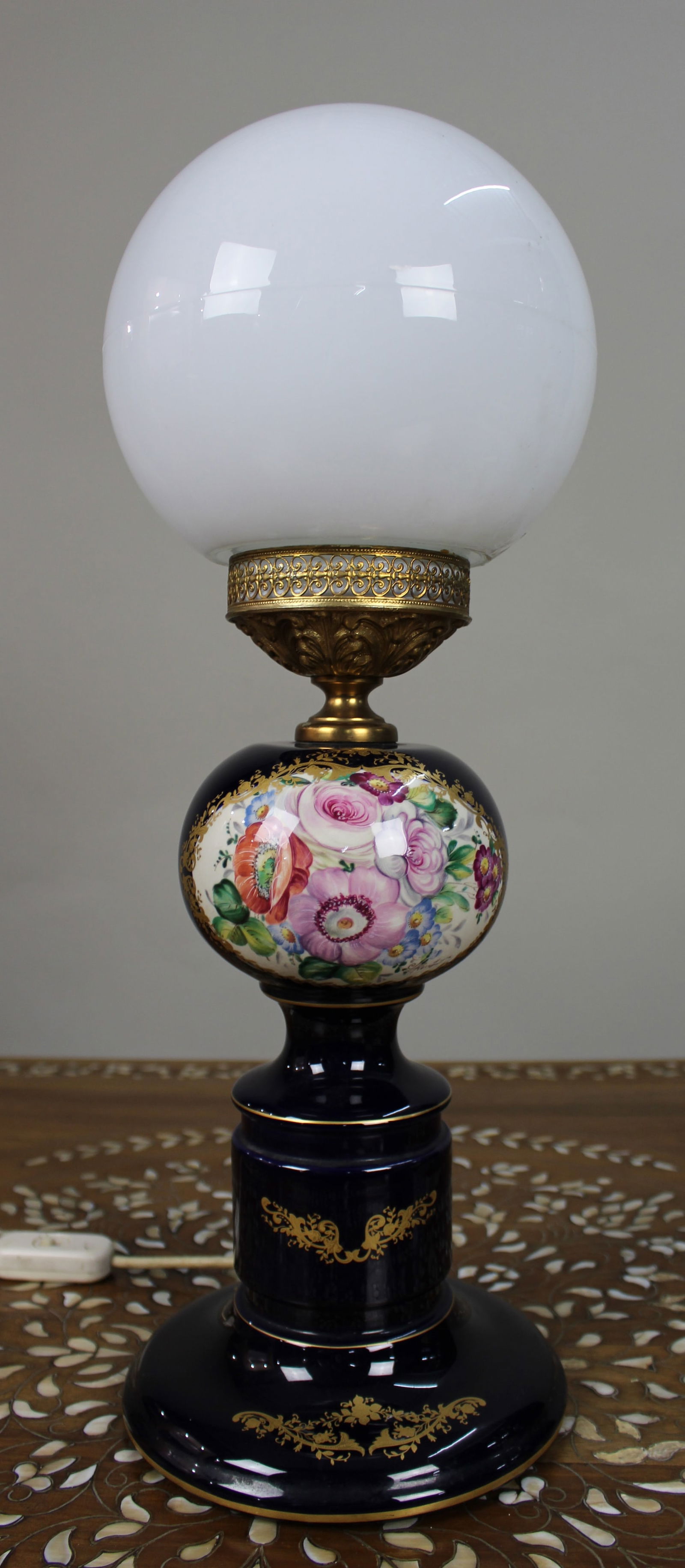 Vintage French-Style Porcelain Table Lamp with Floral Decoration: Title: Vintage French-Style Porcelain Table Lamp with Floral Decoration Description: Vintage French-Style Porcelain Table Lamp with Floral Decoration A decorative vintage porcelain