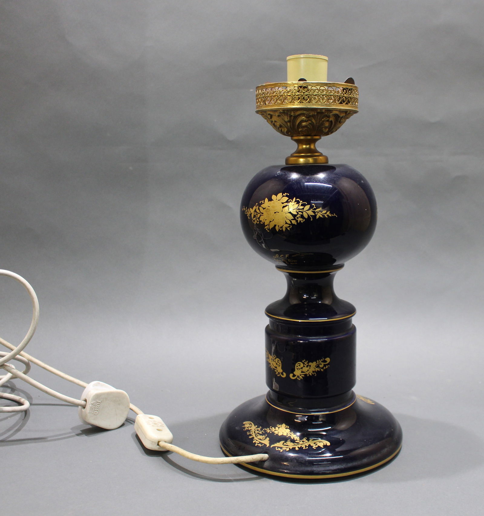 Vintage French-Style Porcelain Table Lamp with Floral Decoration - 8