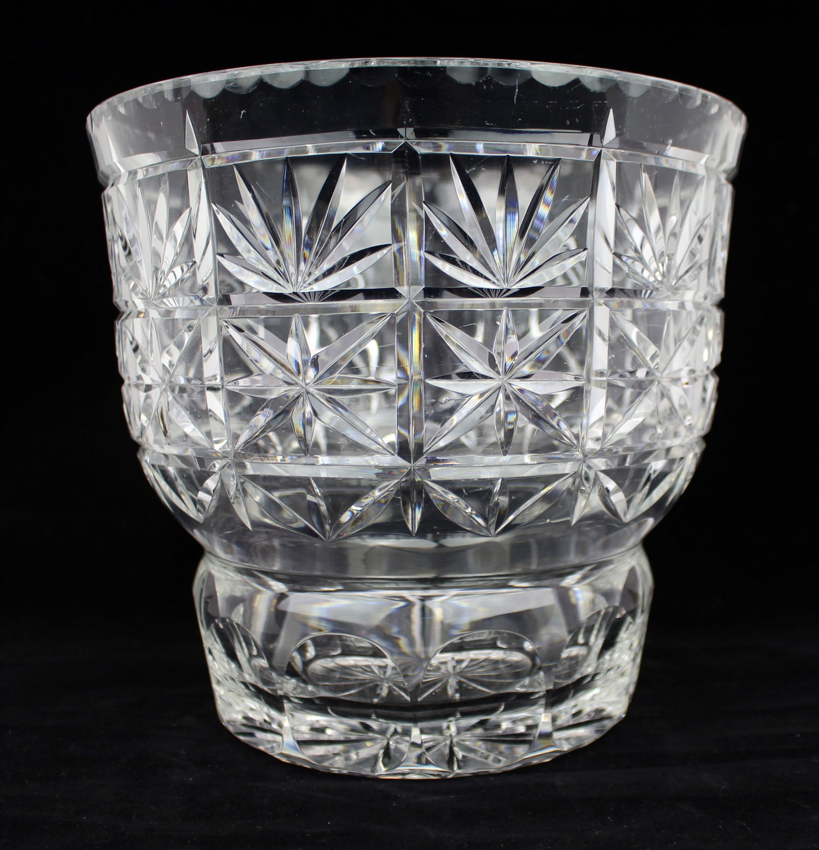 Large Vintage Hand-Cut Crystal Bowl: Title: Large Vintage Hand-Cut Crystal Bowl Description: Large Vintage Hand-Cut Crystal Bowl with Starburst and Fan Motif – Mid 20th Century A substantial and finely crafted vintage crystal