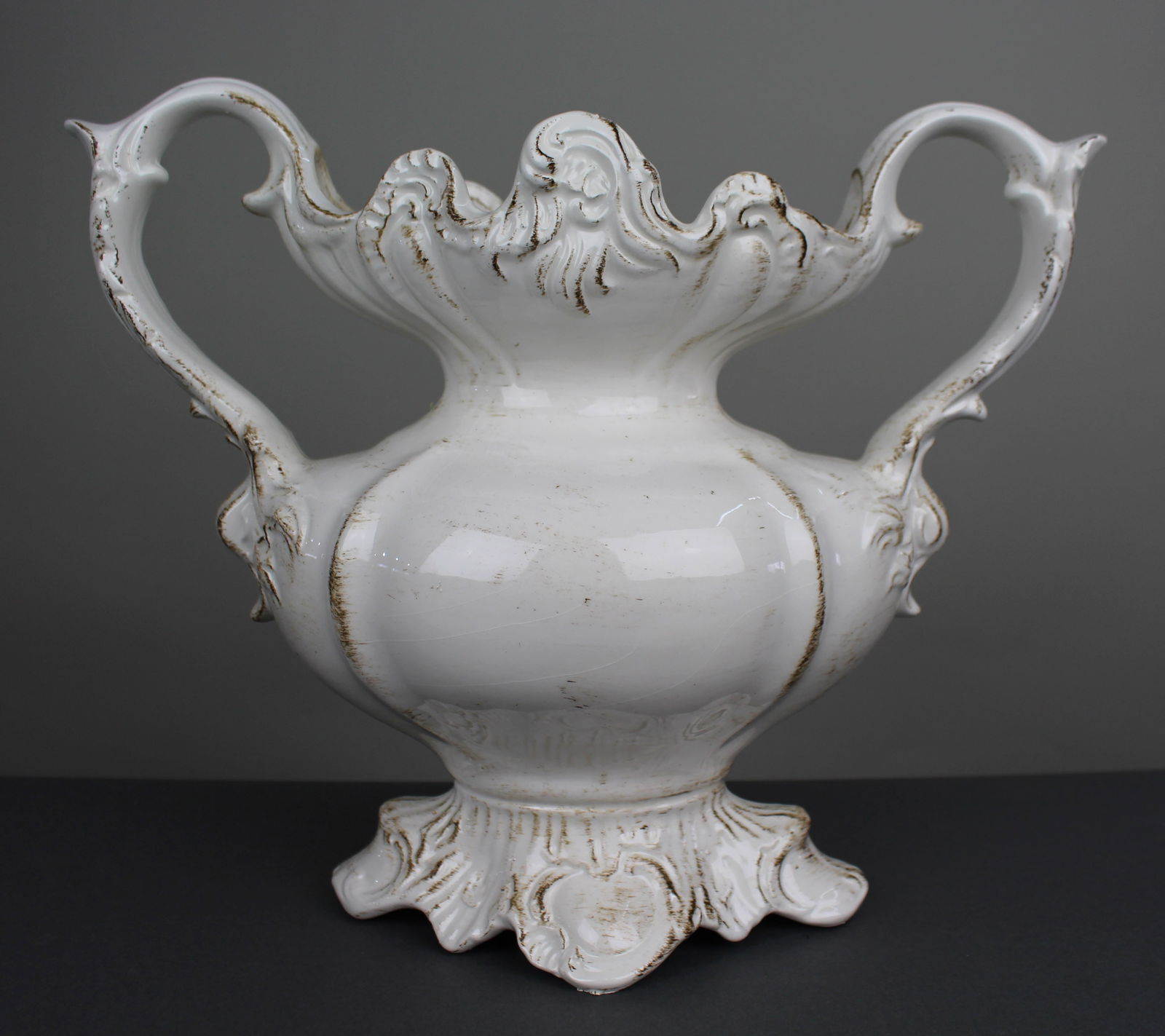 Vintage Italian Porcelain Two Handled Flower Vase: Title: Vintage Italian Porcelain Two Handled Flower Vase Description: Vintage Italian Porcelain Two Handled Flower Vase Condition: Used<