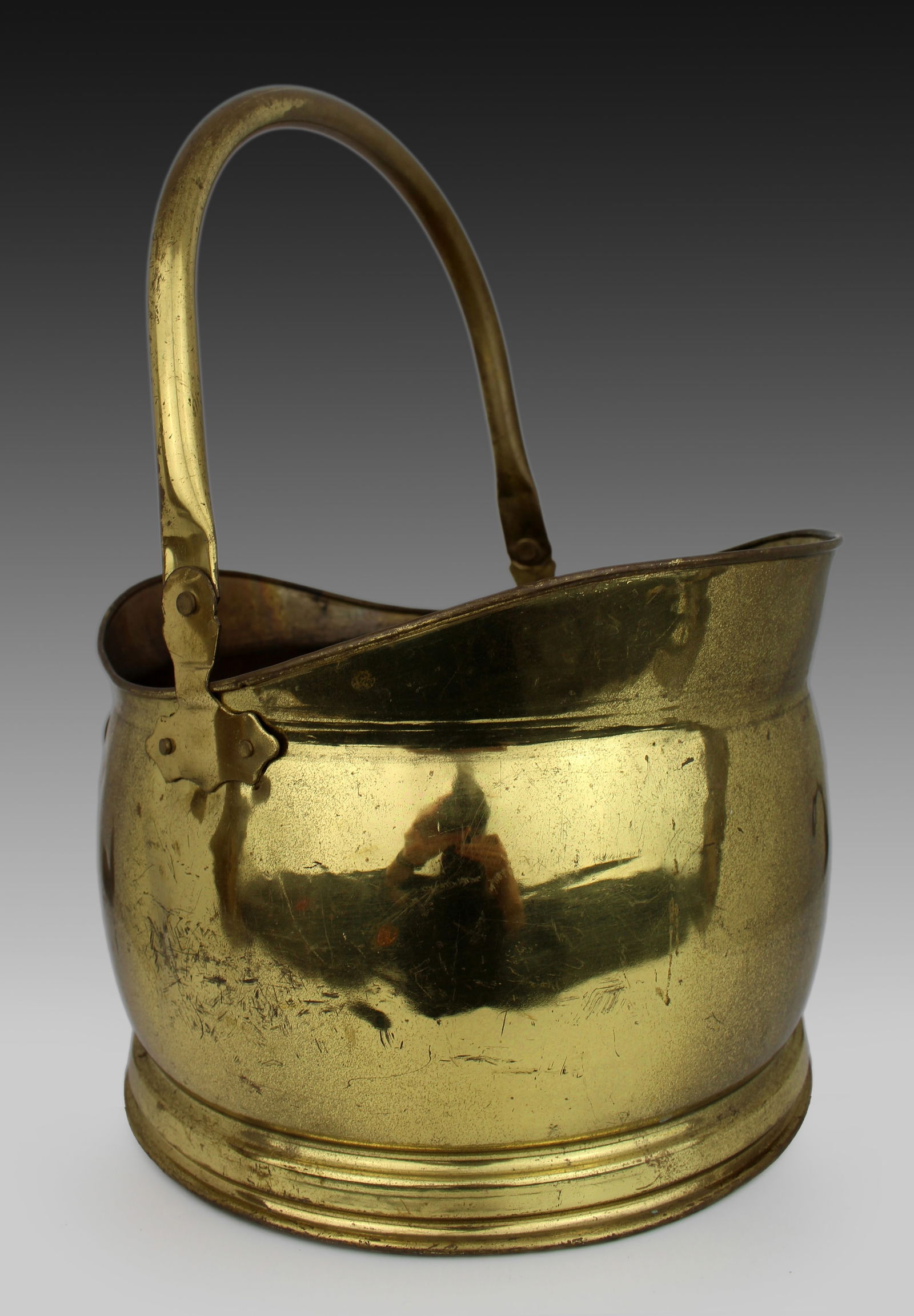 Vintage Lombard England Brass Coal Scuttle: Title: Vintage Lombard England Brass Coal Scuttle Description: Vintage Lombard England Brass Coal Scuttle Lombard England, stamped to the underside Brass Measures 33 x 27 x 40 (height handle