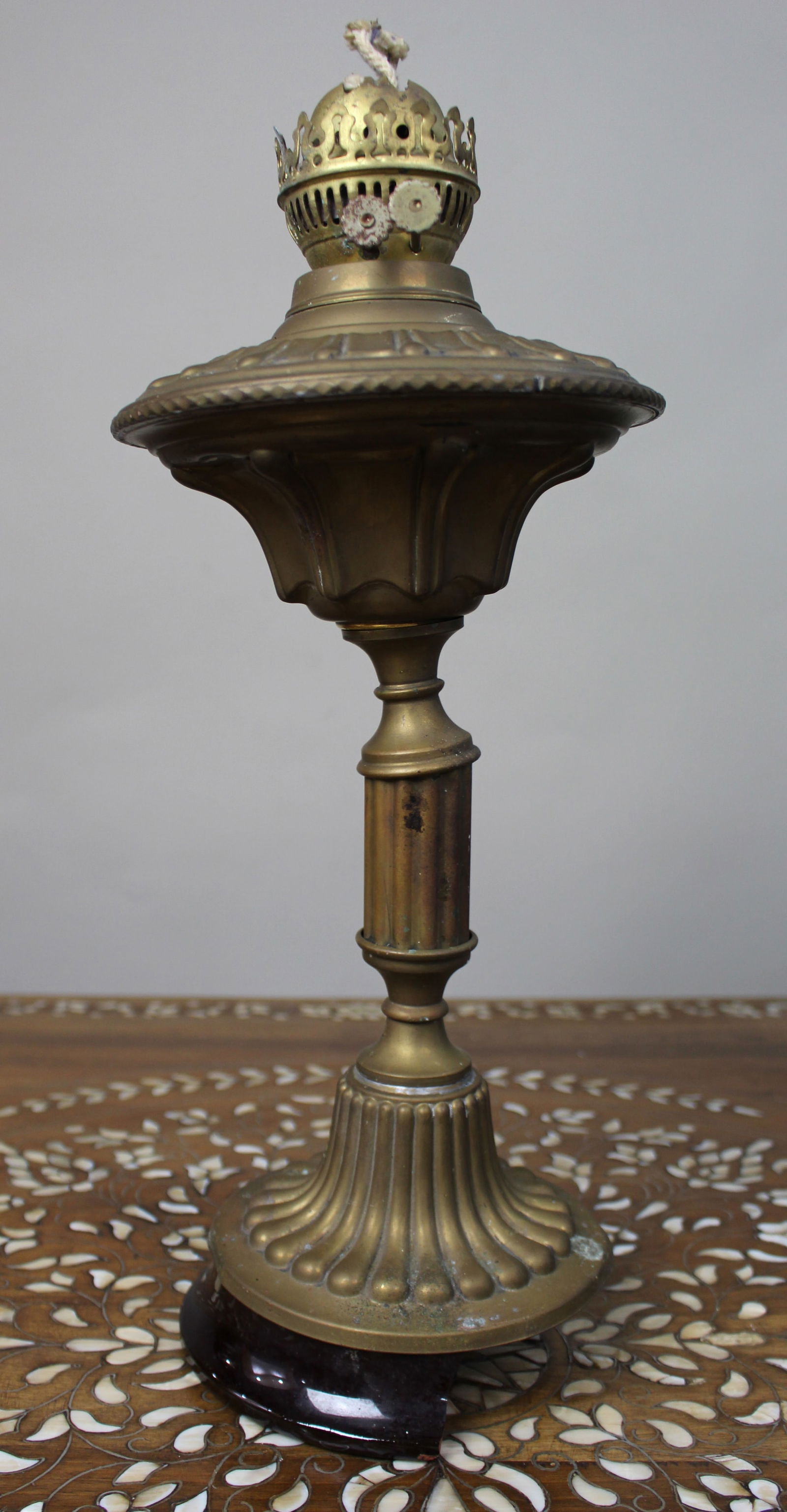 Antique Brass Oil Lamp, c.1900: Title: Antique Brass Oil Lamp, c.1900 Description: Antique Brass Oil Lamp, c.1900 A late Victorian to early Edwardian brass oil lamp, circa 1900, of fluted and gadrooned design. The lamp
