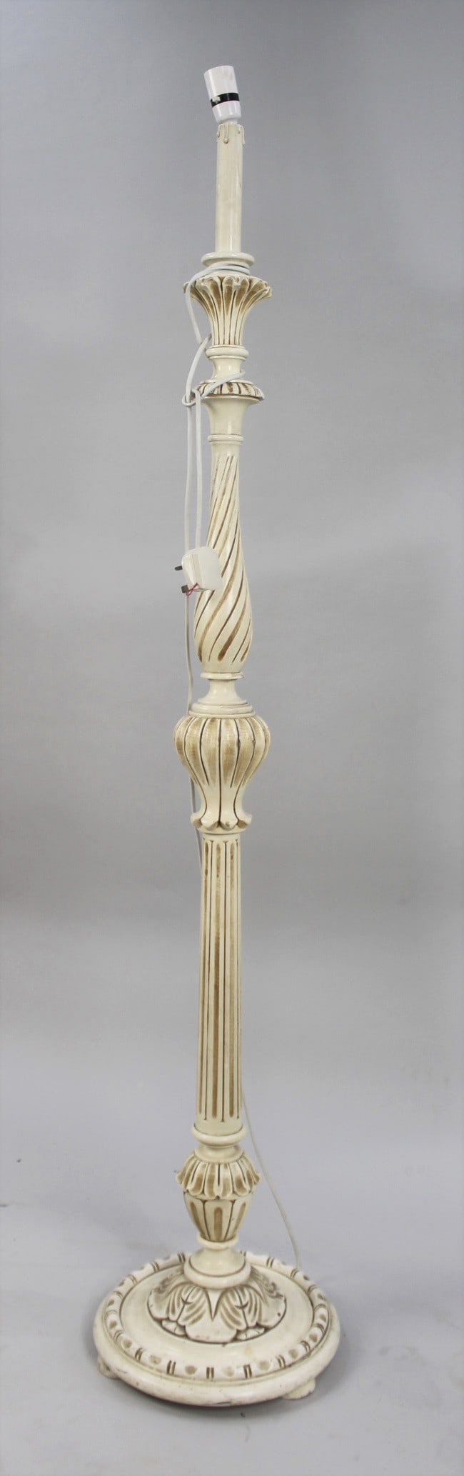 Vintage Carved Wood Painted Shabby Chic Standard Lamp: Title: Vintage Carved Wood Painted Shabby Chic Standard Lamp Description: Vintage Carved Wood Painted Shabby Chic Standard Lamp Vintage, c.1970 Carved wood, painted French style shabby chic