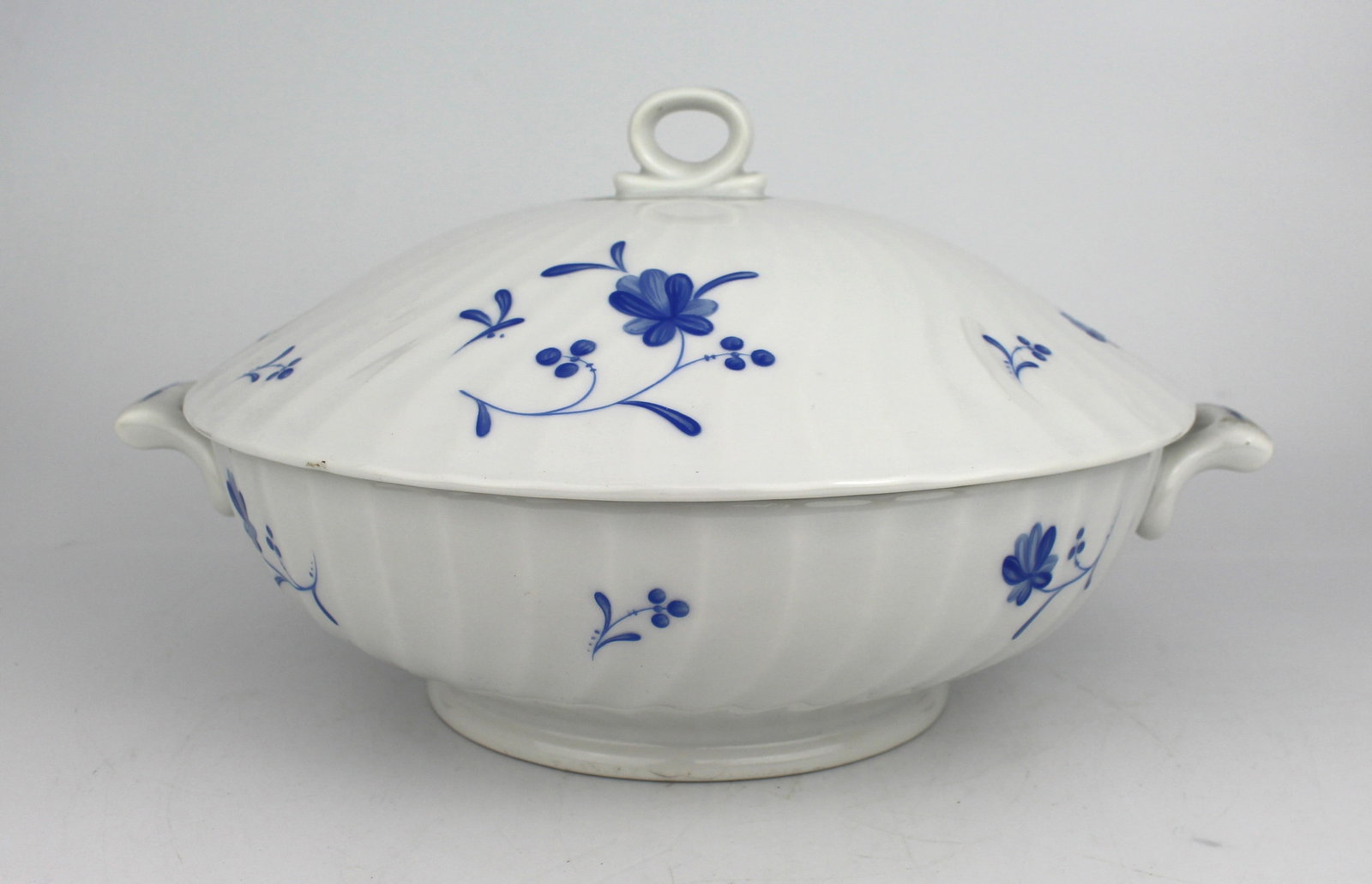Royal Worcester “Blue Bow” Dinner Service – Plates & Tureen - 11