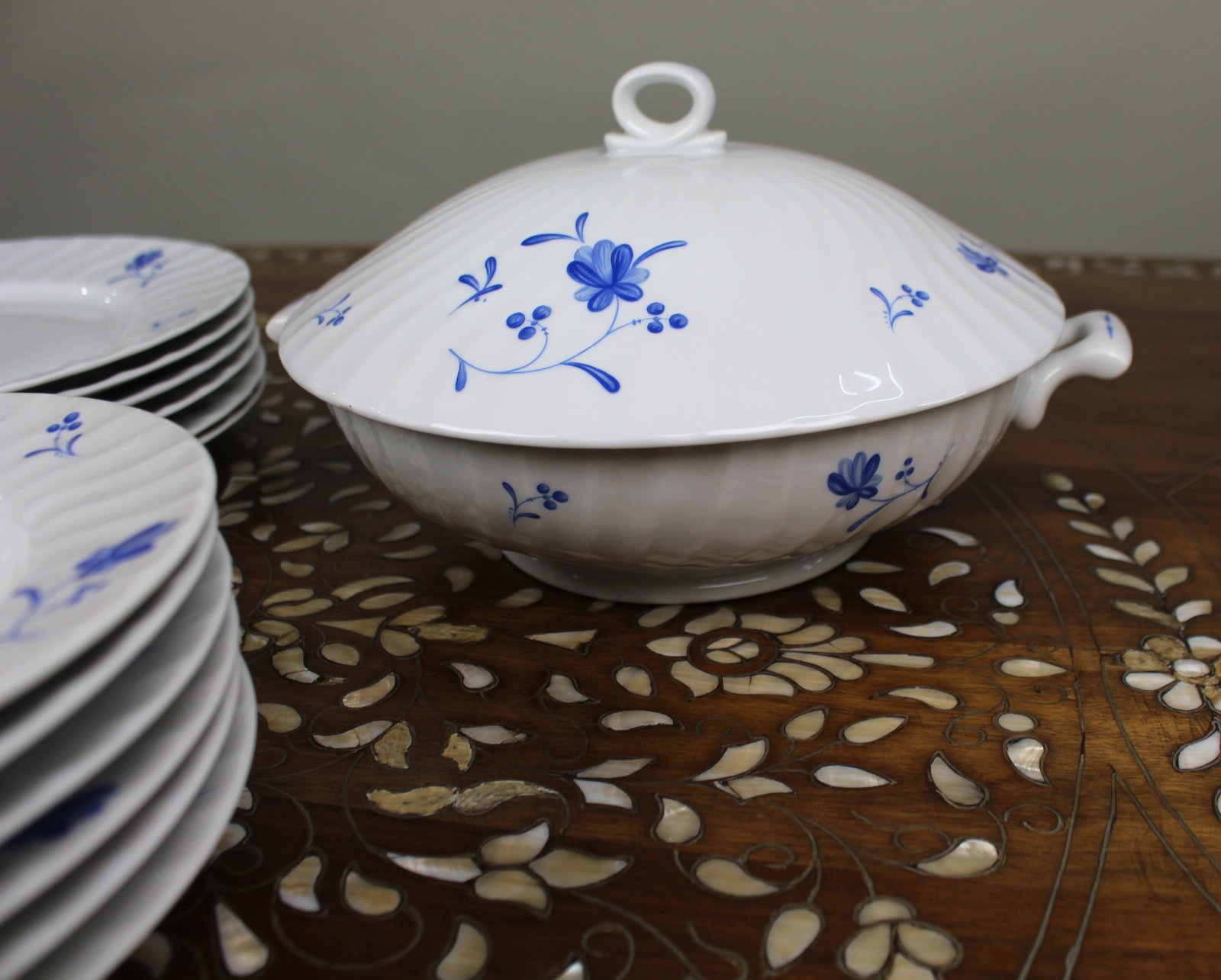 Royal Worcester “Blue Bow” Dinner Service – Plates & Tureen - 4